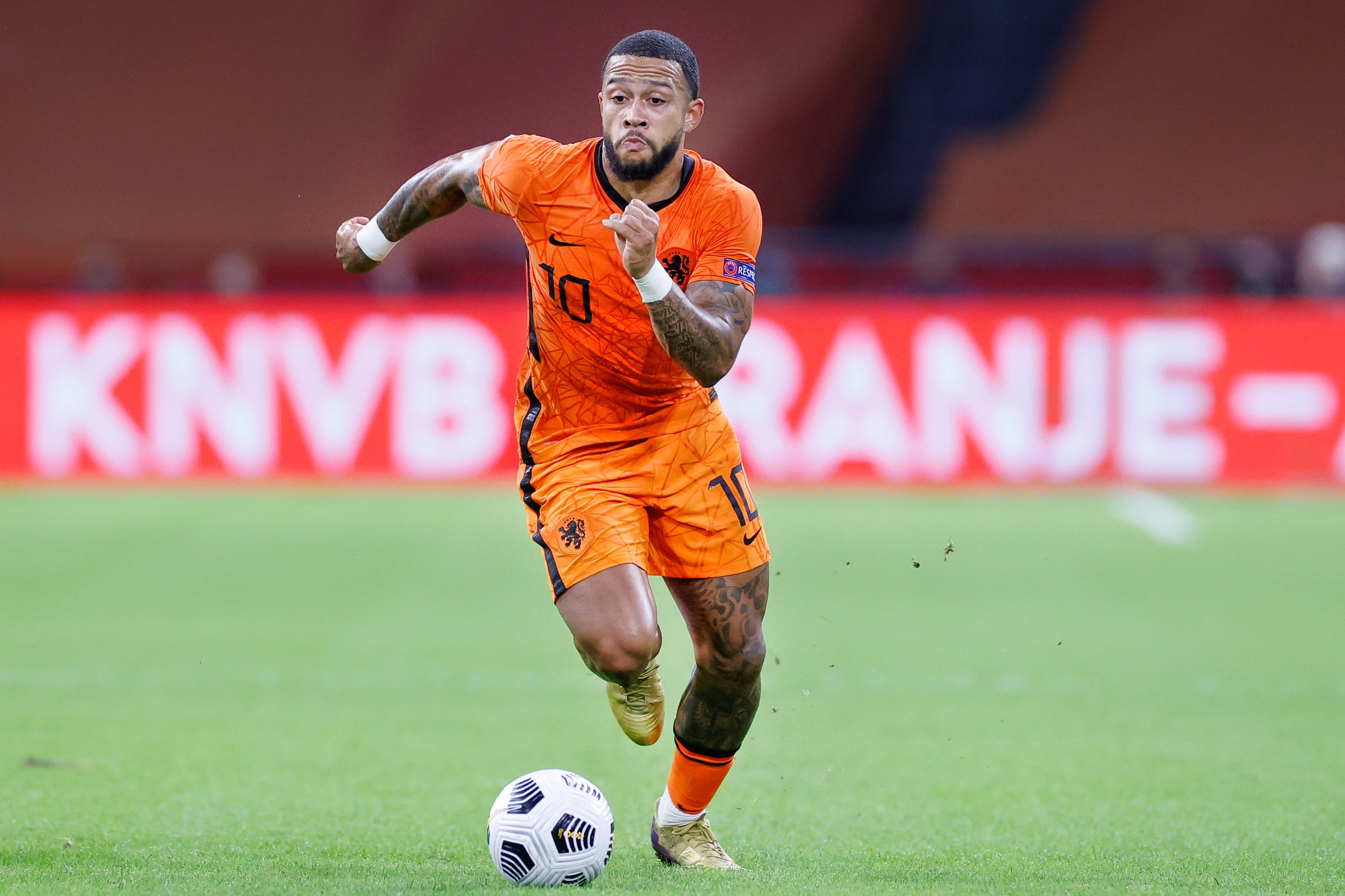 A Holanda ja donen per fet el fitxatge de Depay i el Barça ho nega