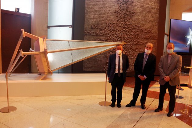 el president delegat de la Junta Constructora de la Sagrada Família, Esteve Camps; el director general, Xavier Martínez, i l’arquitecte director, Jordi Faulí, amb una punta de l'estrella de la torre de la Mare de Déu/ACN