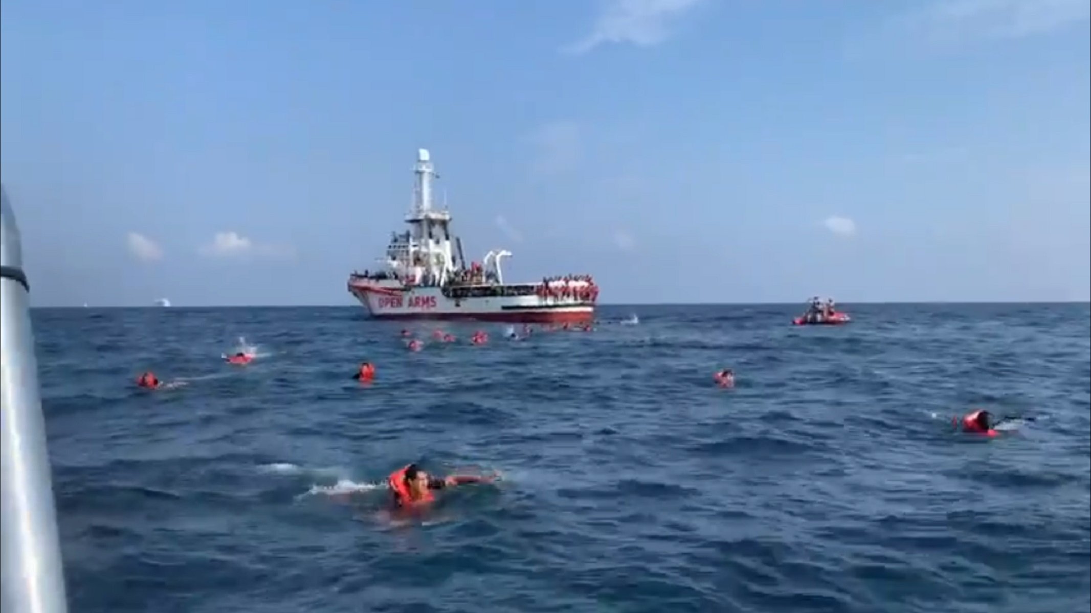 Más de 70 migrantes saltan por la borda del Open Arms delante de la costa italiana