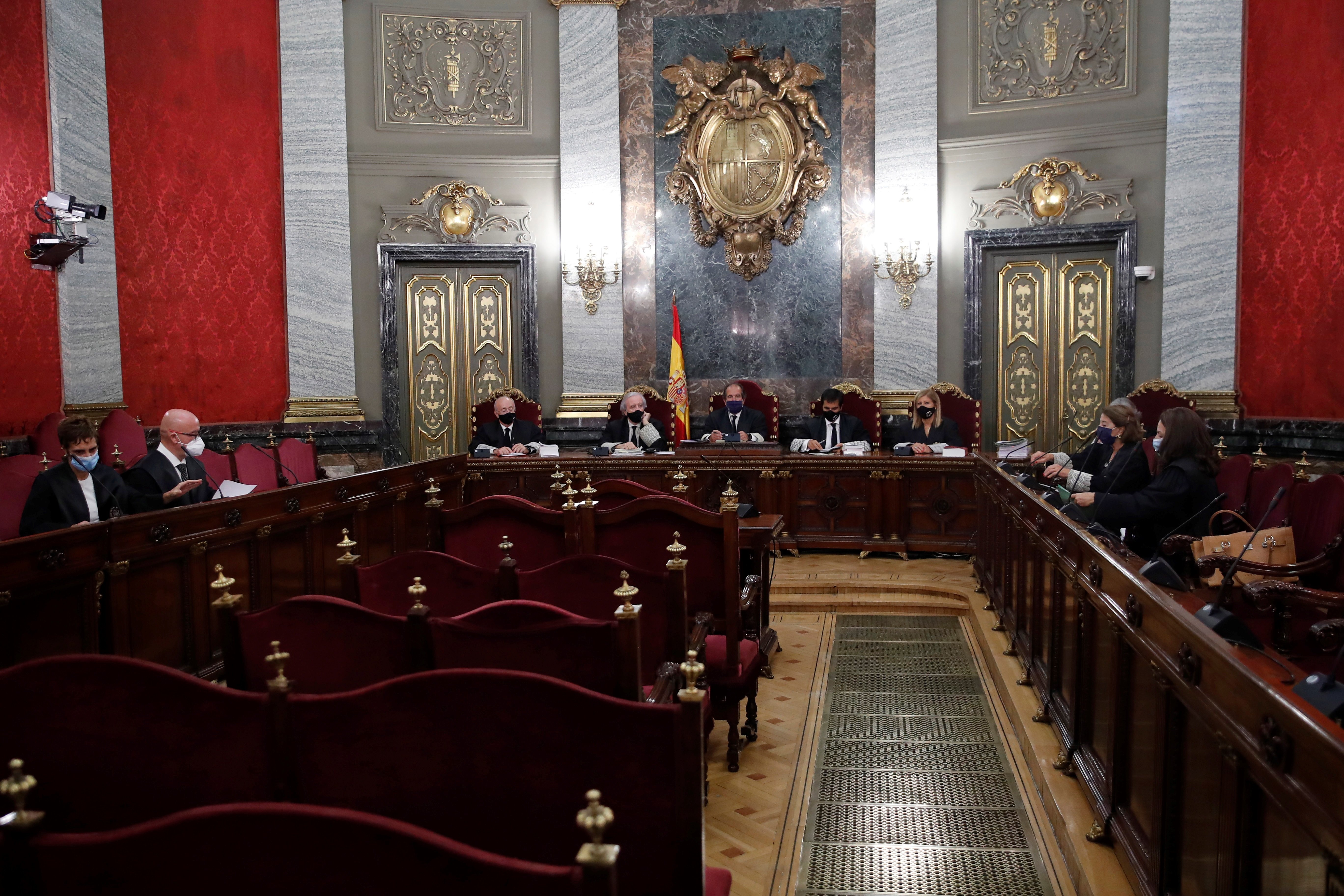 Torra, la mirada de los jueces enmascarados y un bocadillo de tortilla en el AVE