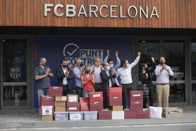 Representants moció censura amb les firmes a Can Barça / Sergi Alcàzar