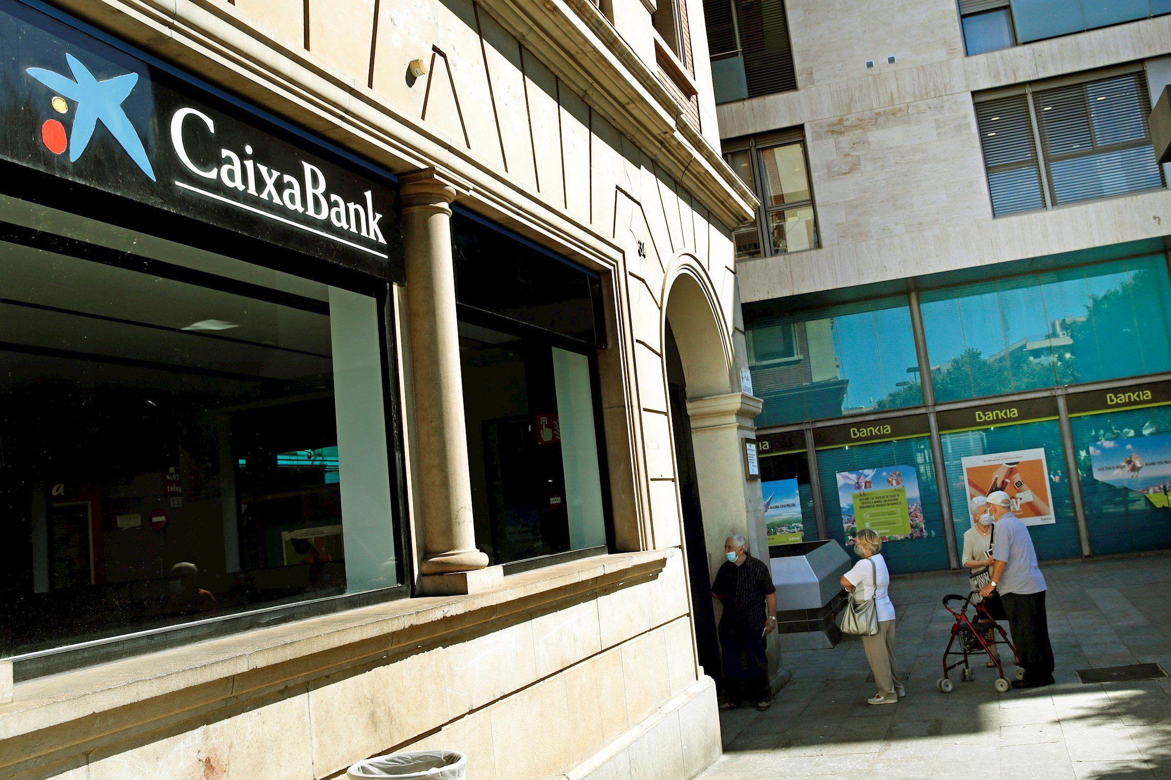 CaixaBank augmenta les recol·locacions i redueix els afectats per l'ERO