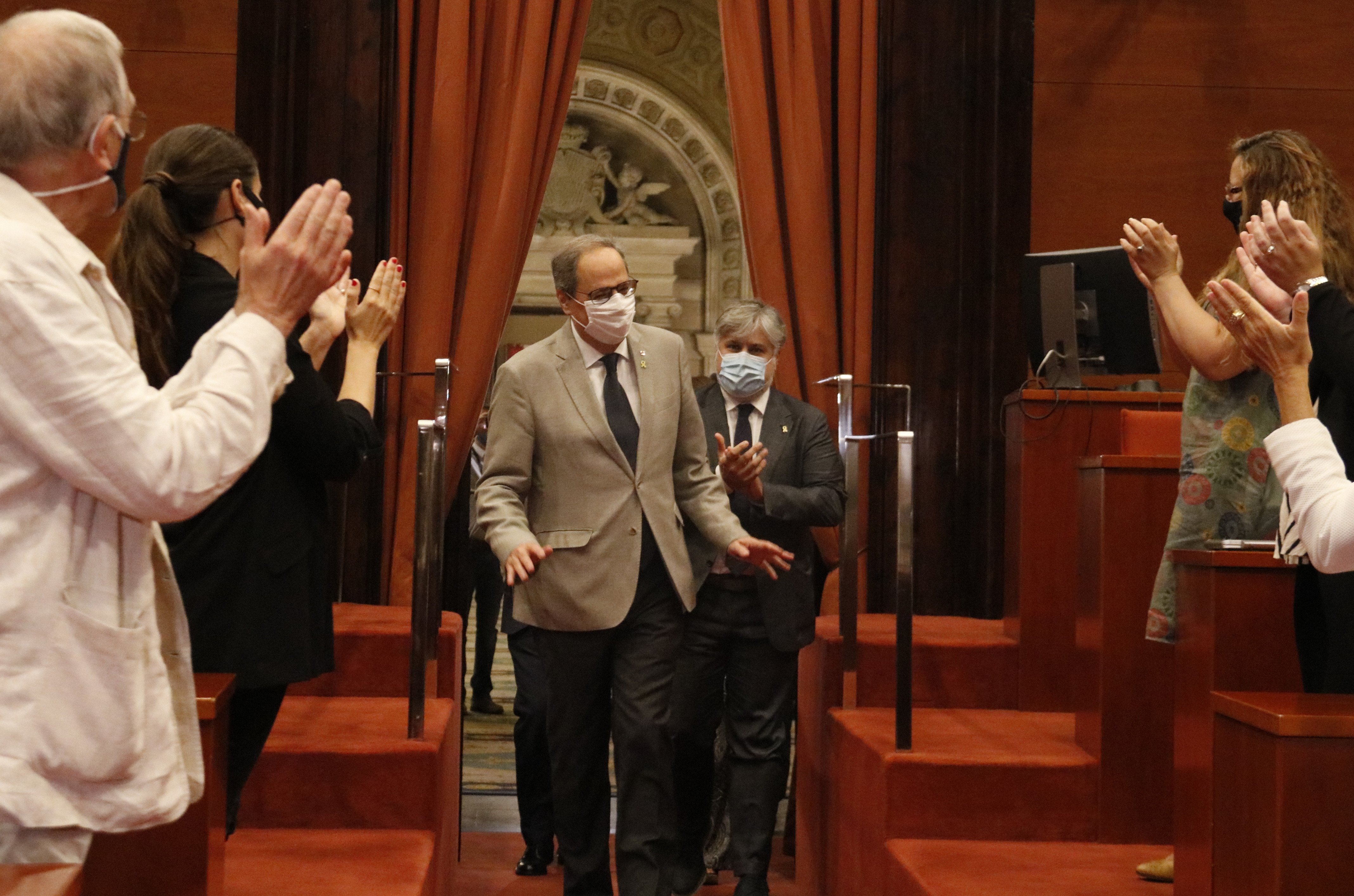 VÍDEO | Torra entra de nou al Parlament entre els aplaudiments de JxCat
