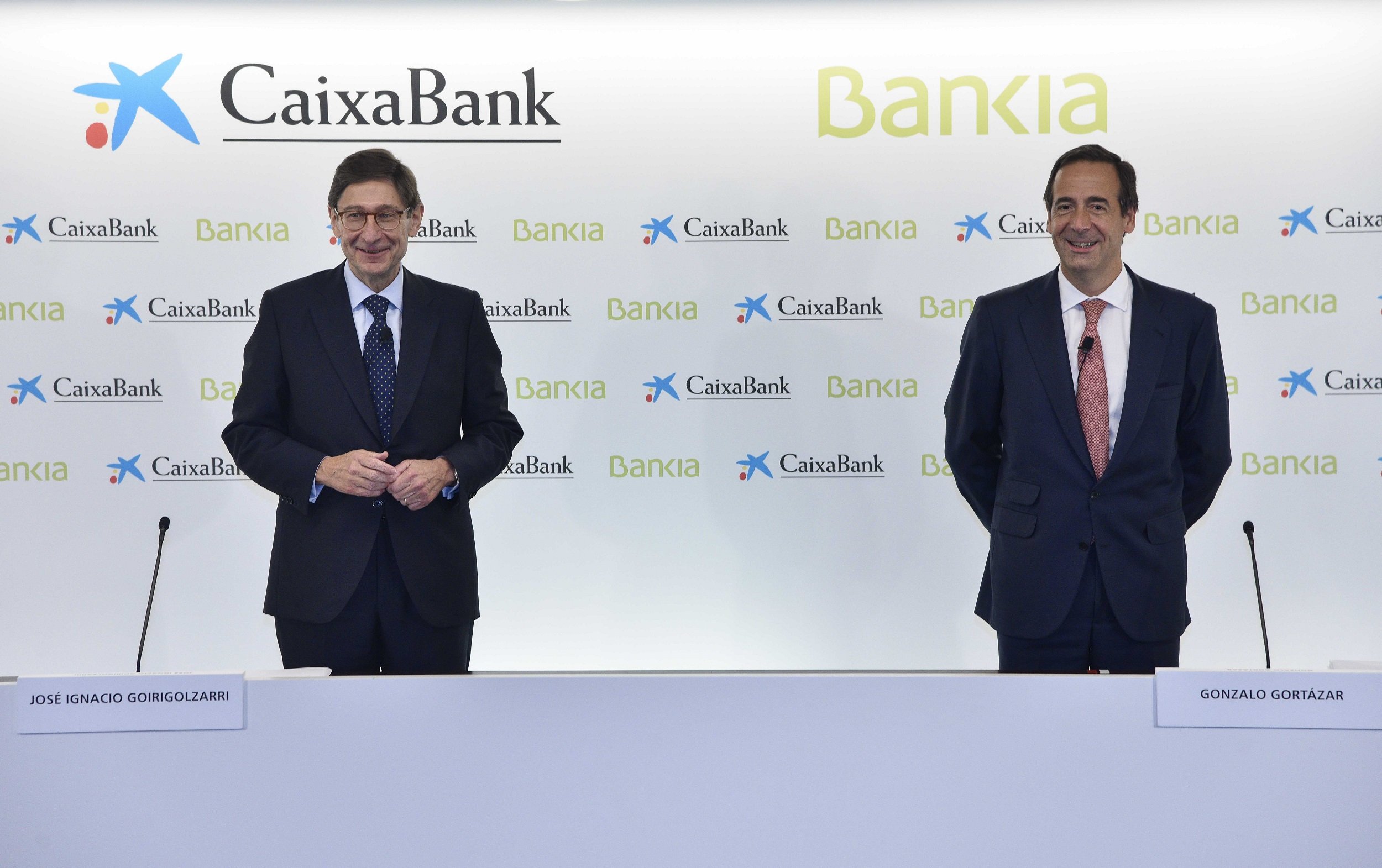 El Gobierno da vía libre a la fusión de CaixaBank y Bankia