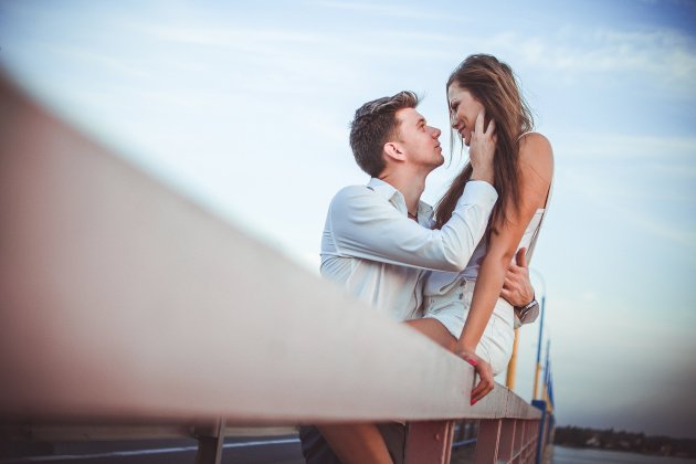 Pareja en una barandilla