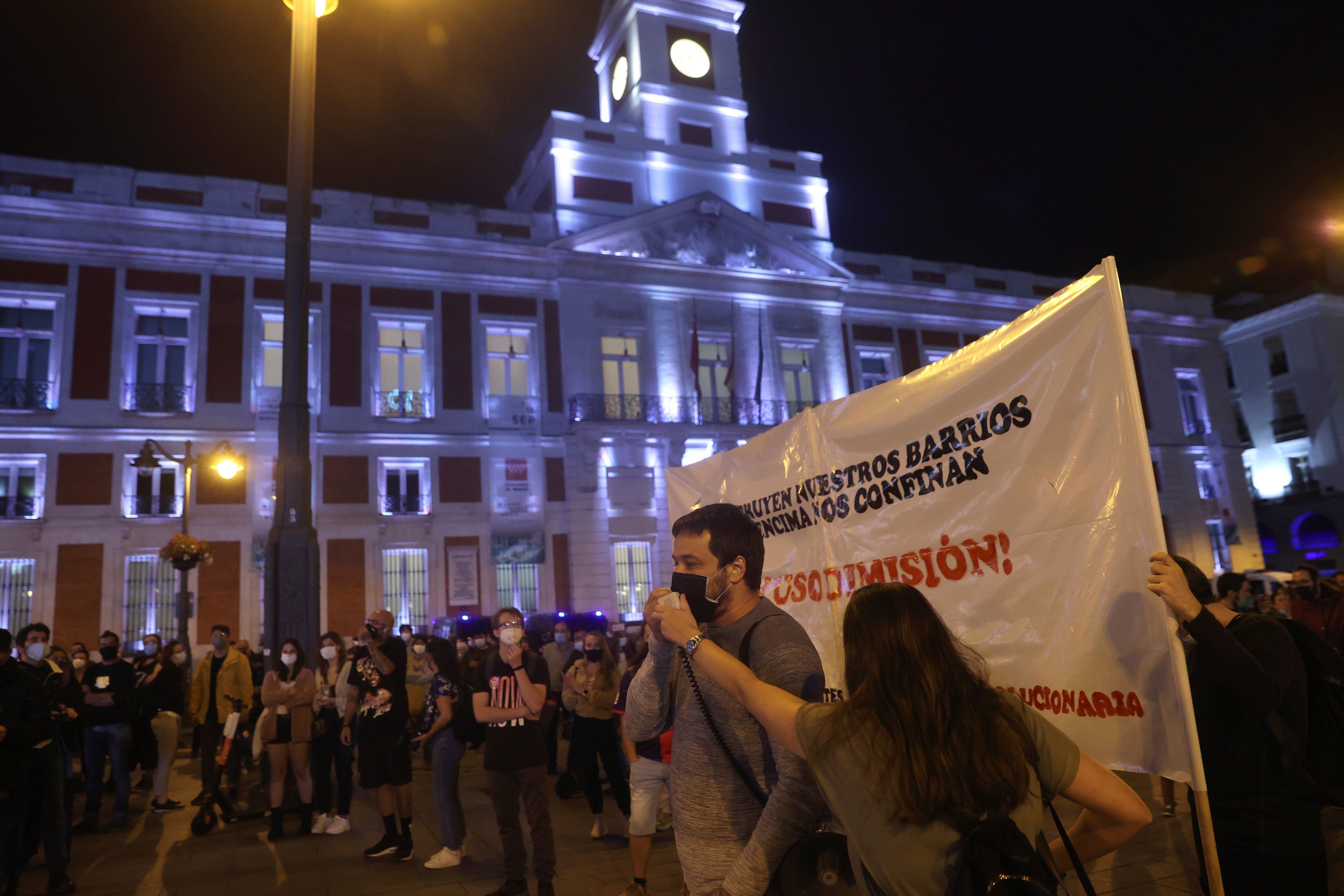 Centenars de persones demanen la dimissió d'Ayuso per les noves restriccions