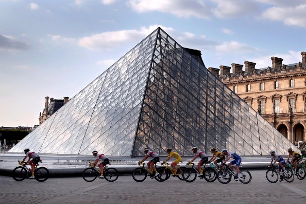 Pogacar Tour Louvre EFE