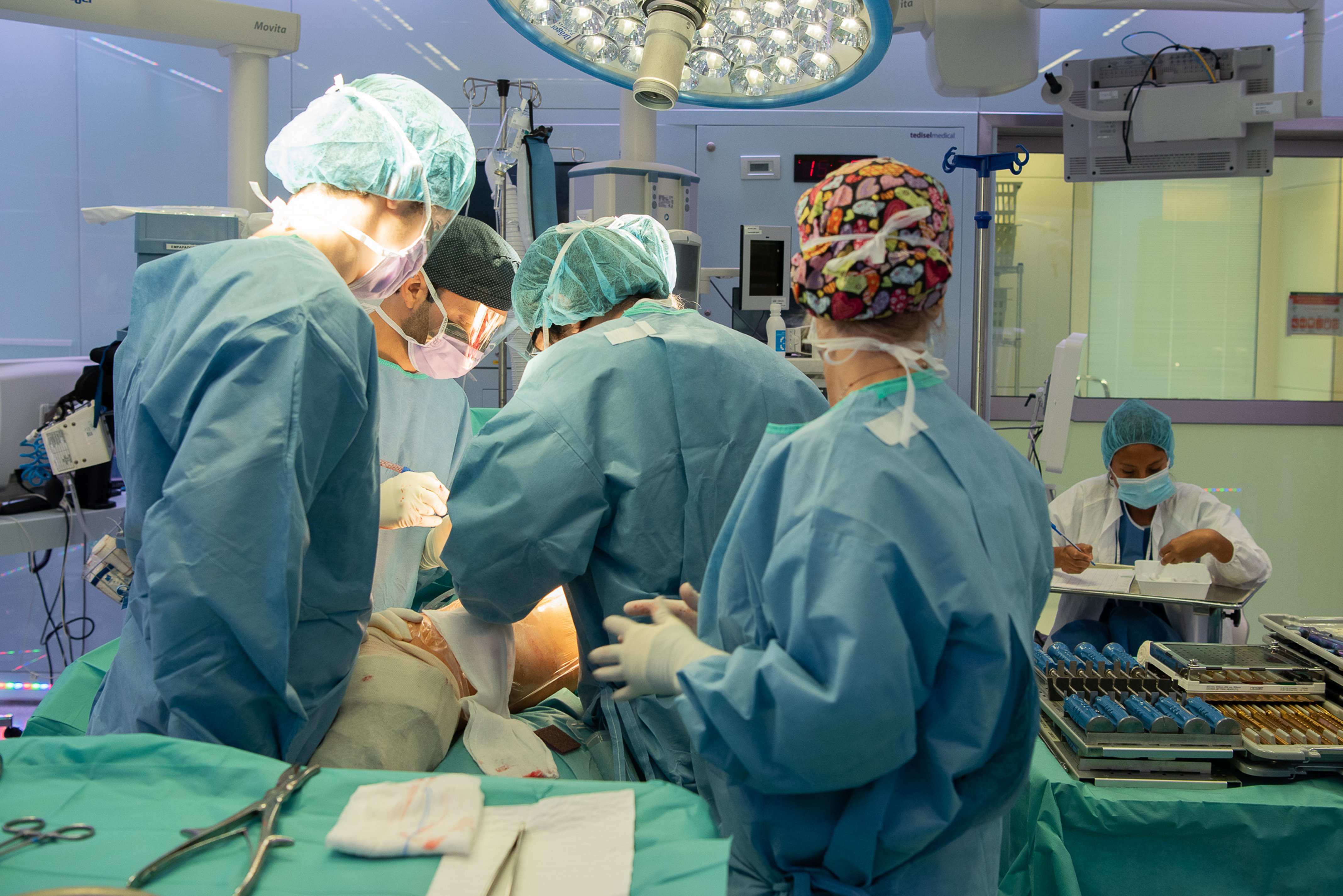 El Clínic opera de prótesis de cadera sin hospitalizar por primera vez en España