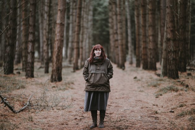 Dona en un bosc