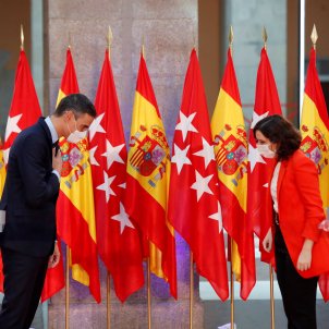 Pedro Sanchez Isabel Diaz Ayuso banderes reunio - Efe Pedro Sanchez Isabel Diaz Ayuso banderes reunio - Efe