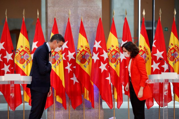 Pedro Sanchez Isabel Diaz Ayuso banderes reunio - Efe