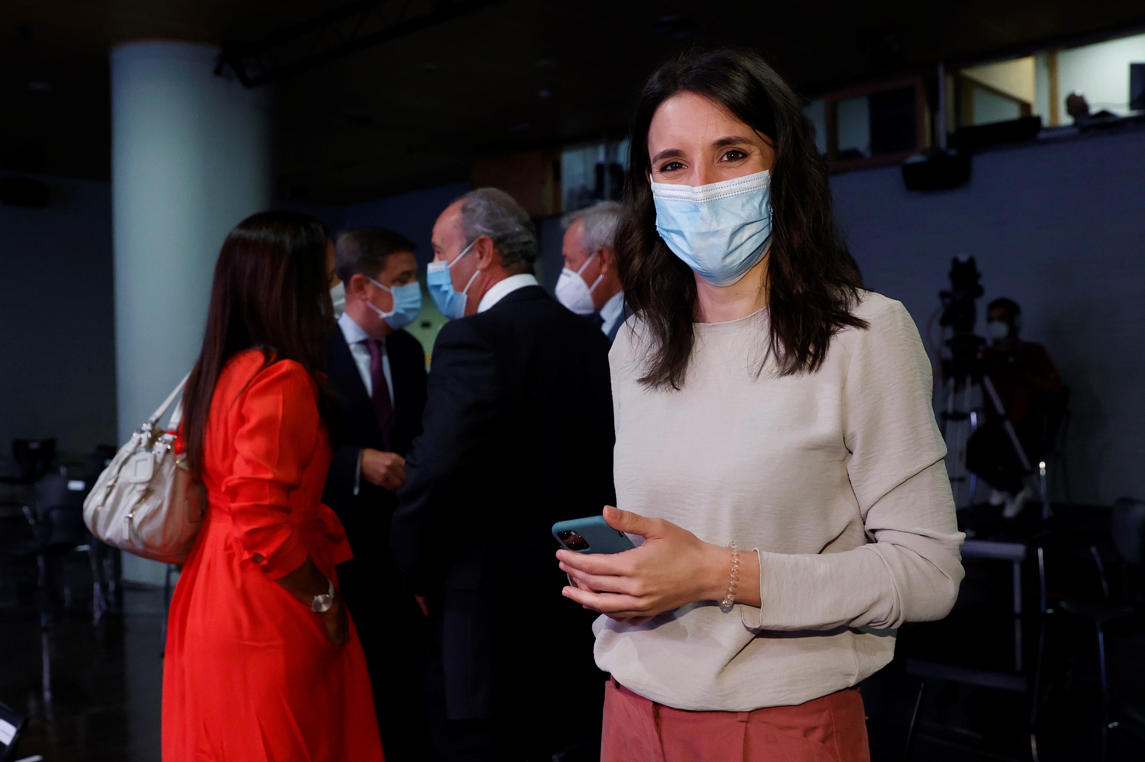 Montero luce un cuadro de Felipe y Letizia en su despacho