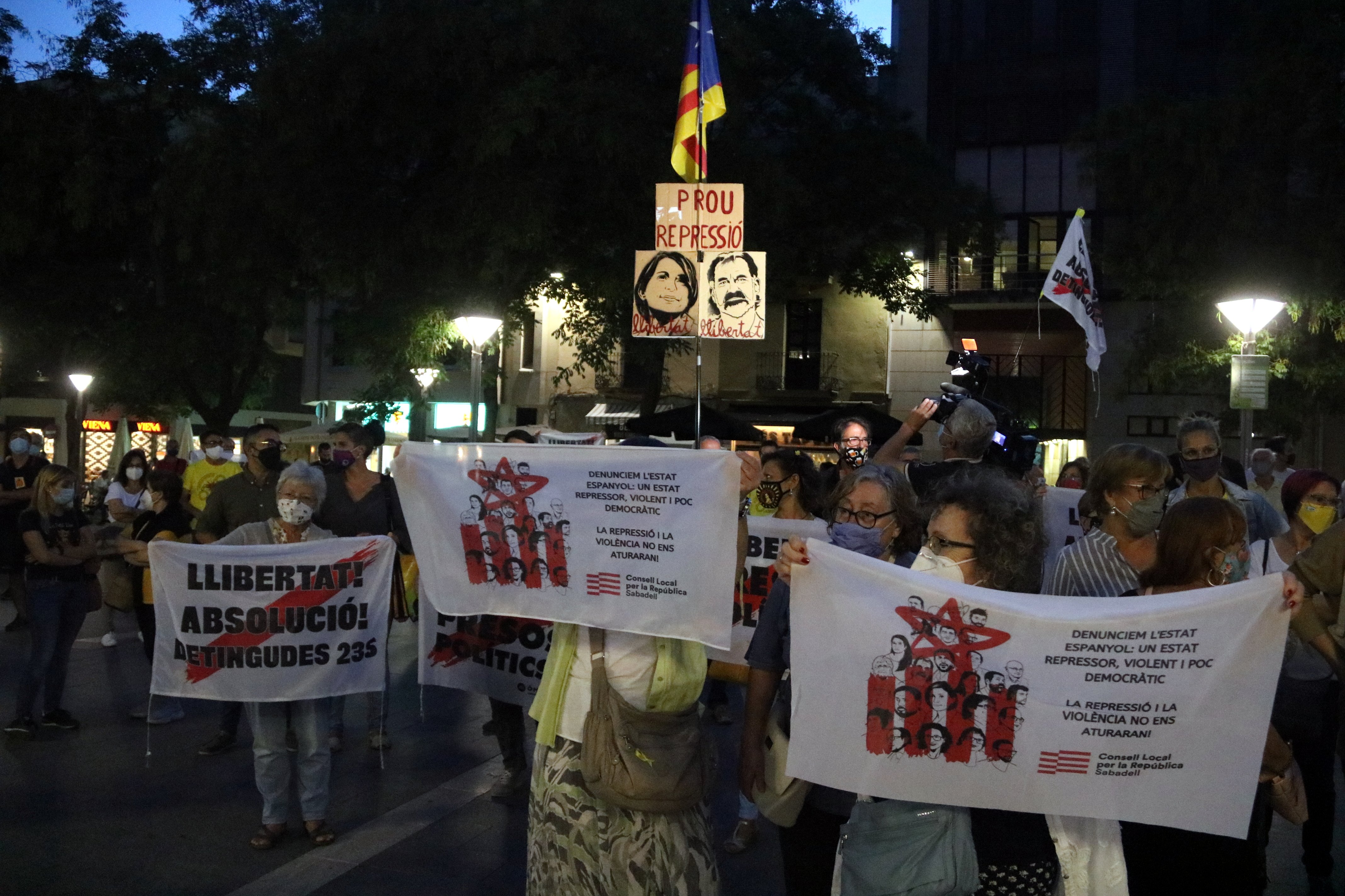 Centenars de persones reclamen l'absolució dels CDR detinguts el 23-S