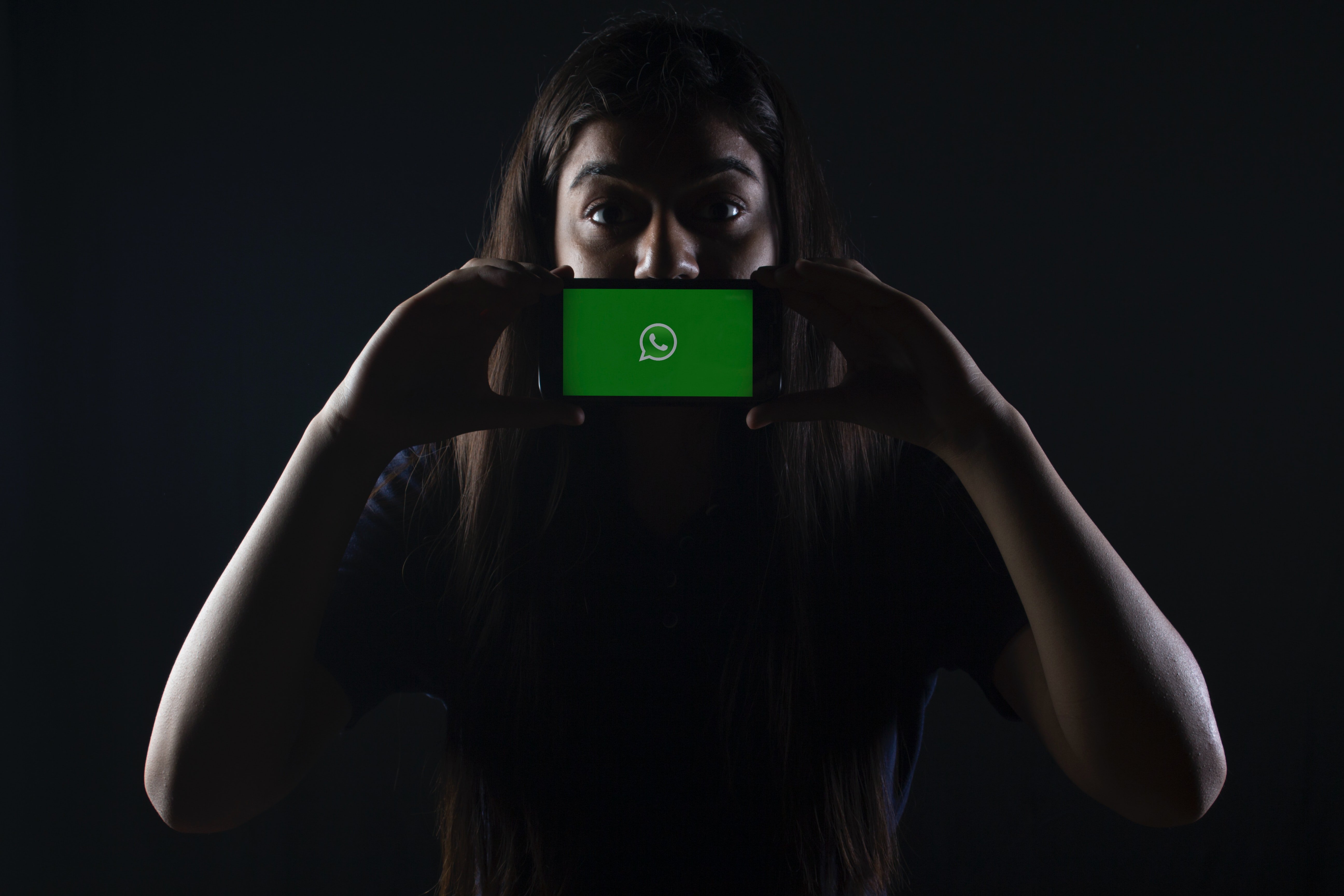 Jove amb Whatsapp en el móvil