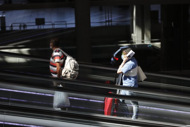 Pasajeros con maletas en la Terminal T4 del aeropuerto Adolfo Suárez Madrid-Barajas, en Madrid. Foto: Europa Press