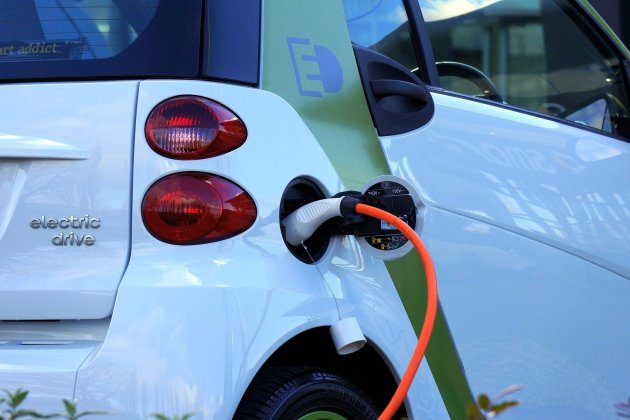 Coche eléctrico cargando energía. Foto: Pixabay