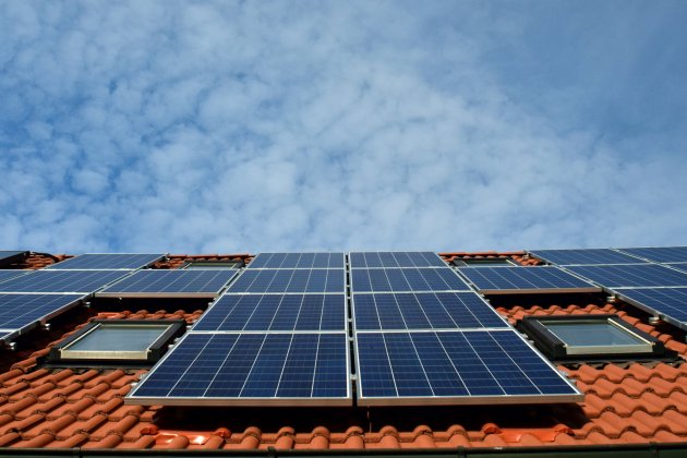 Façana d'un edifici amb plaquis per produir energia solar. Foto: Pixabay