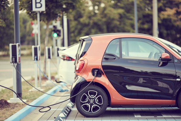 Dos cotxes elèctrics carregant energía. Foto: Pixabay