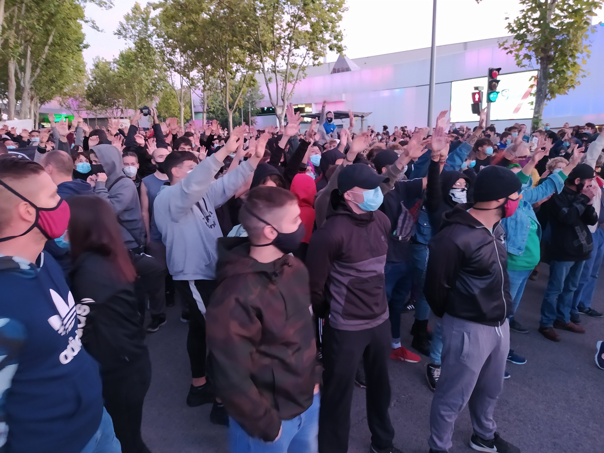Manifestantes en el barrio madrileño de Vallecas piden la dimisión de Ayuso