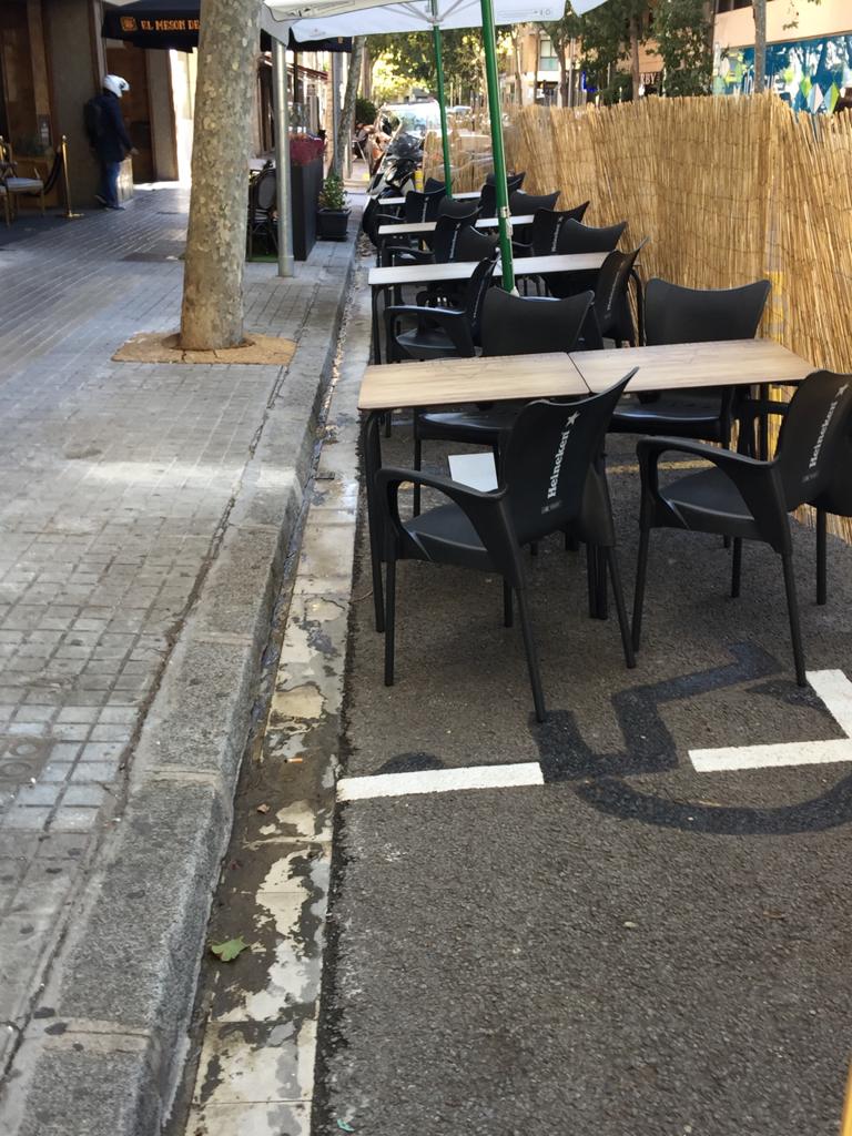 Una mujer pierde la plaza de minusválida por la ampliación de terrazas de Colau