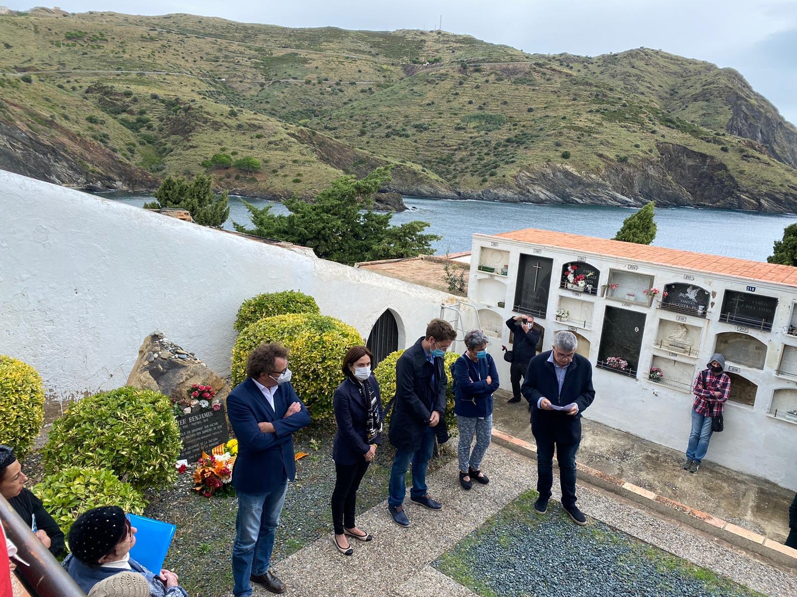 Homenaje a Walter Benjamin en el cementerio de Portbou