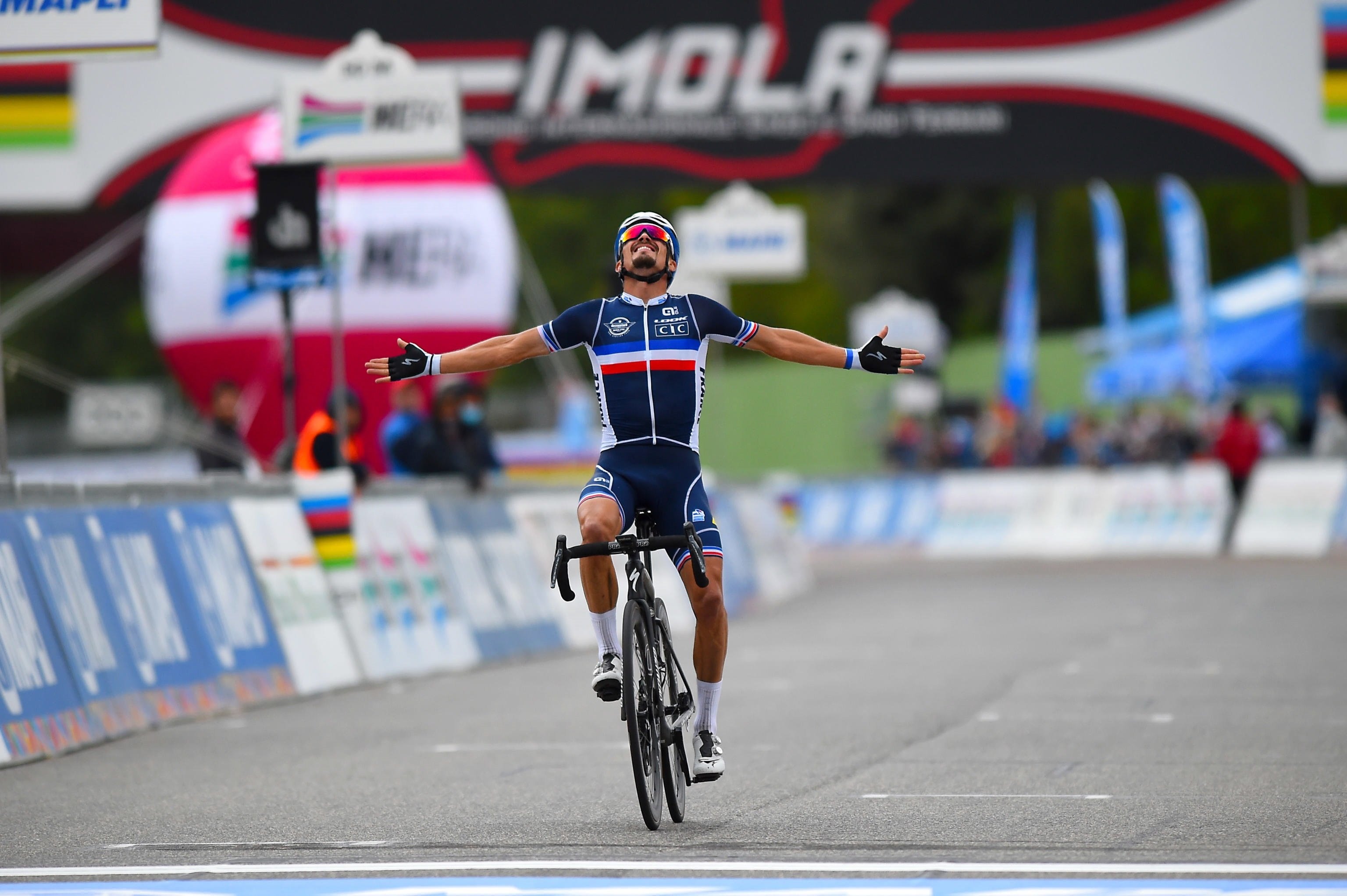 Julian Alaphilippe es proclama campió del món de ciclisme a Imola