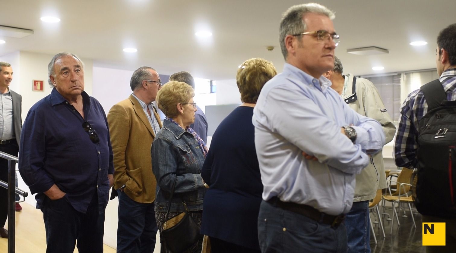 Los primeros militantes votan en la consulta de CDC