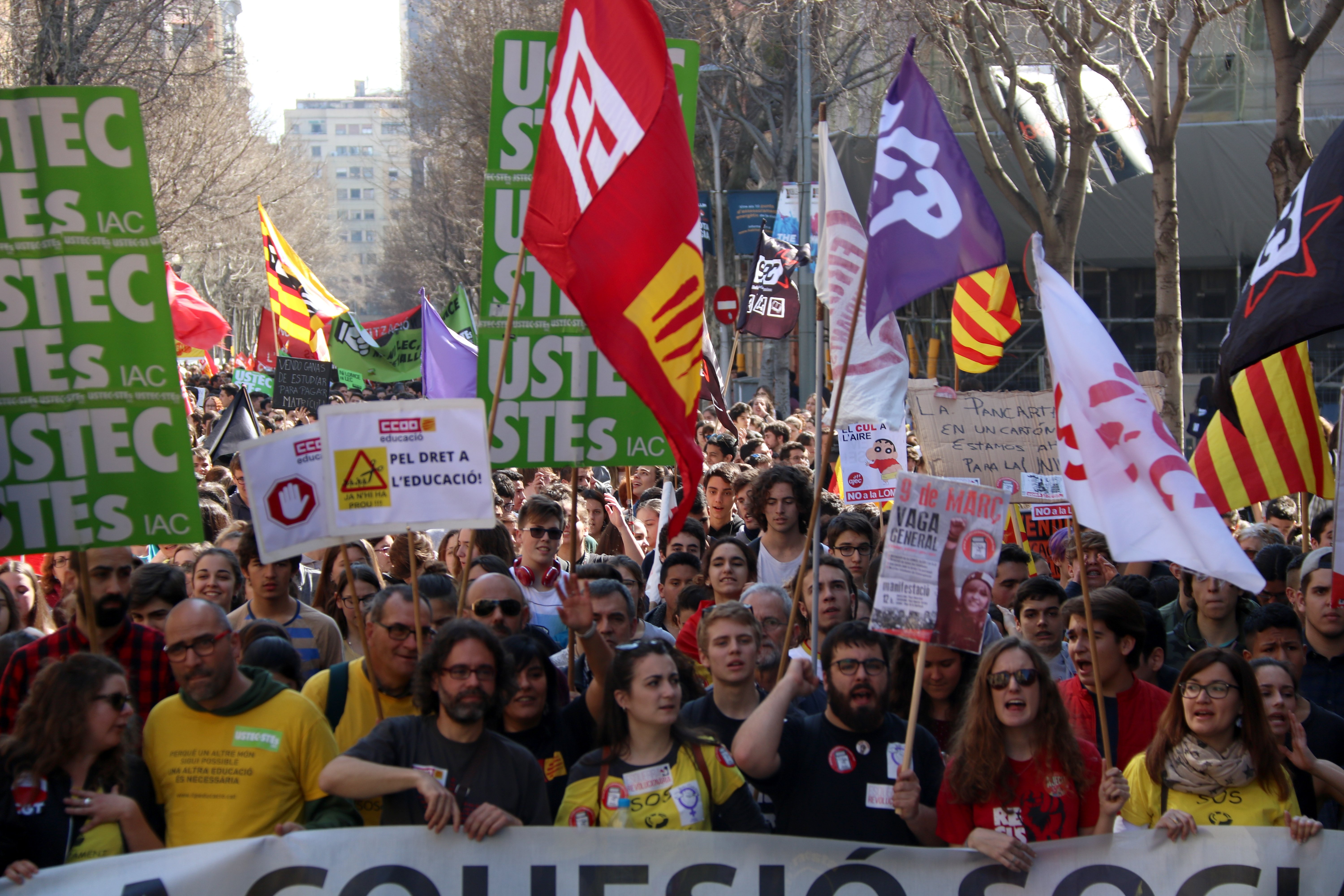 Unas 7.500 personas se manifiestan contra la LOMCE y los recortes en Barcelona