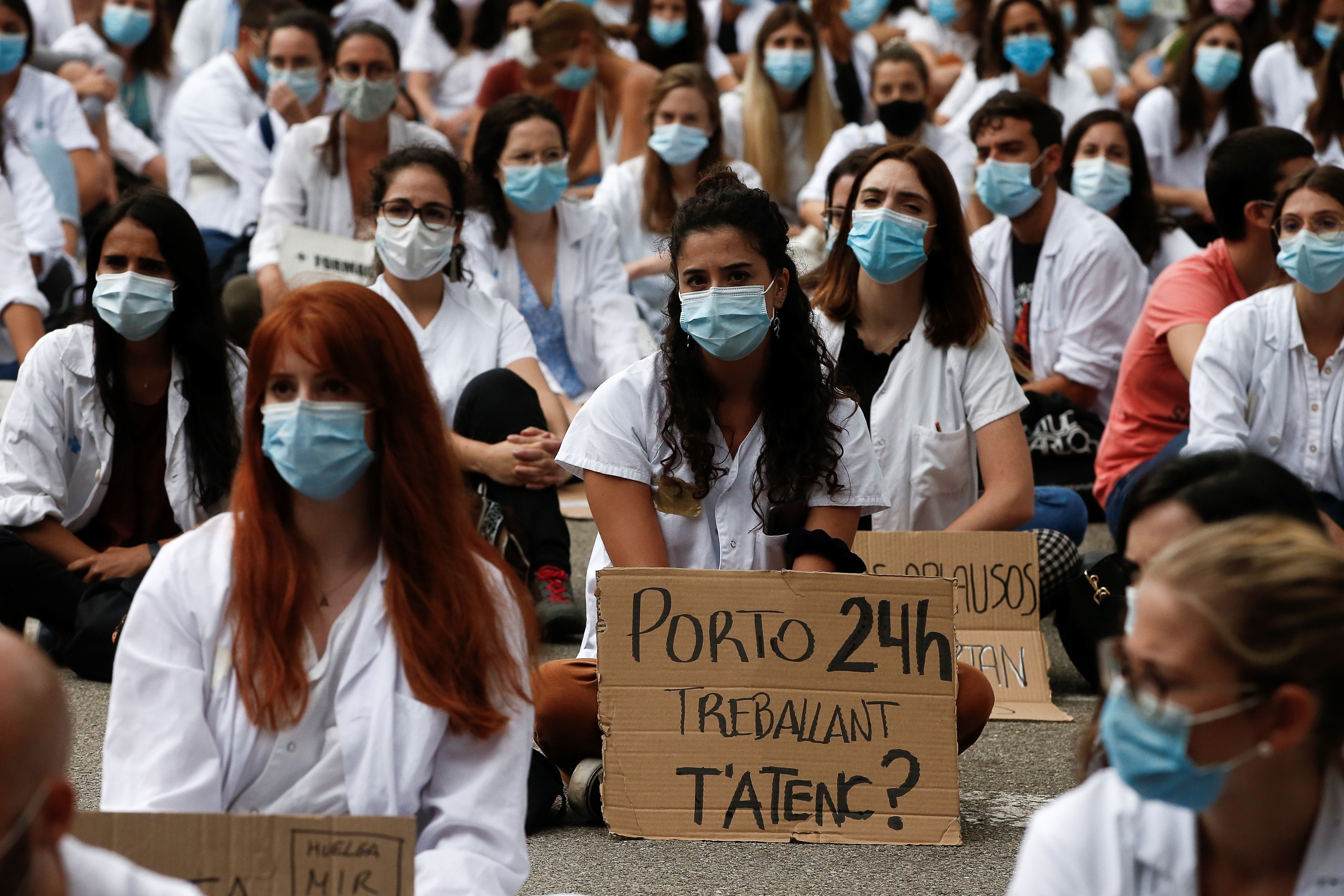 Prop d'un miler de MIR es manifesten a Barcelona per demanar millores