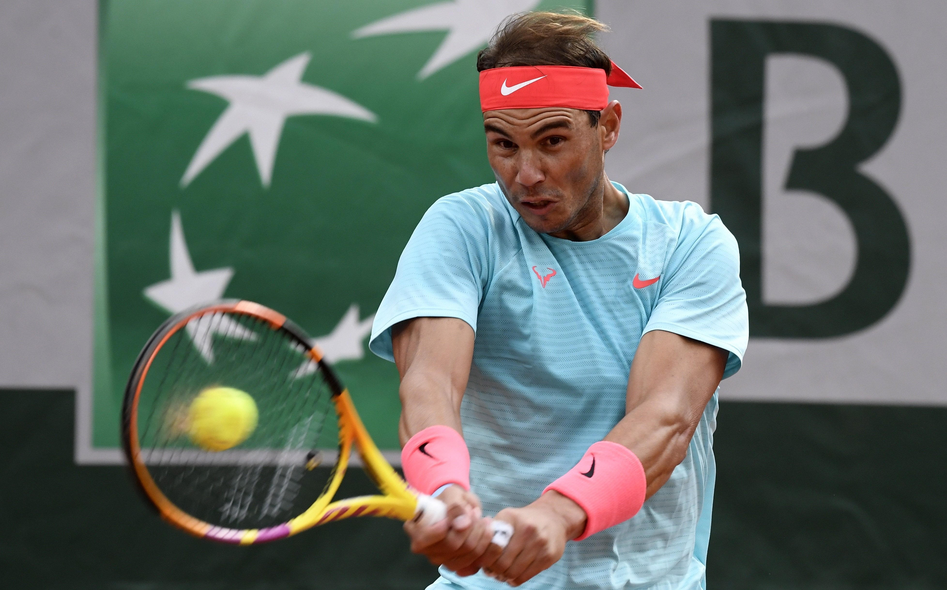 Nadal debuta en su segunda casa con un triunfo contundente