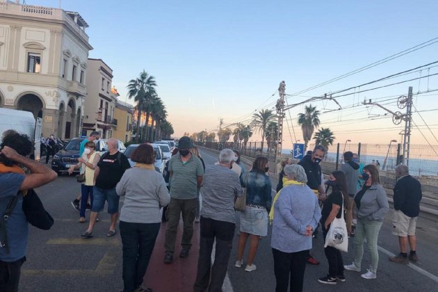 Els veïns de Vilassar de Mar tallen la N-II 