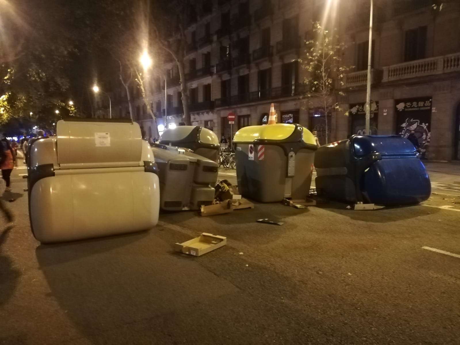 Contenedores tierra Ronda Sant Pere inhabilitación Torra / Marc González