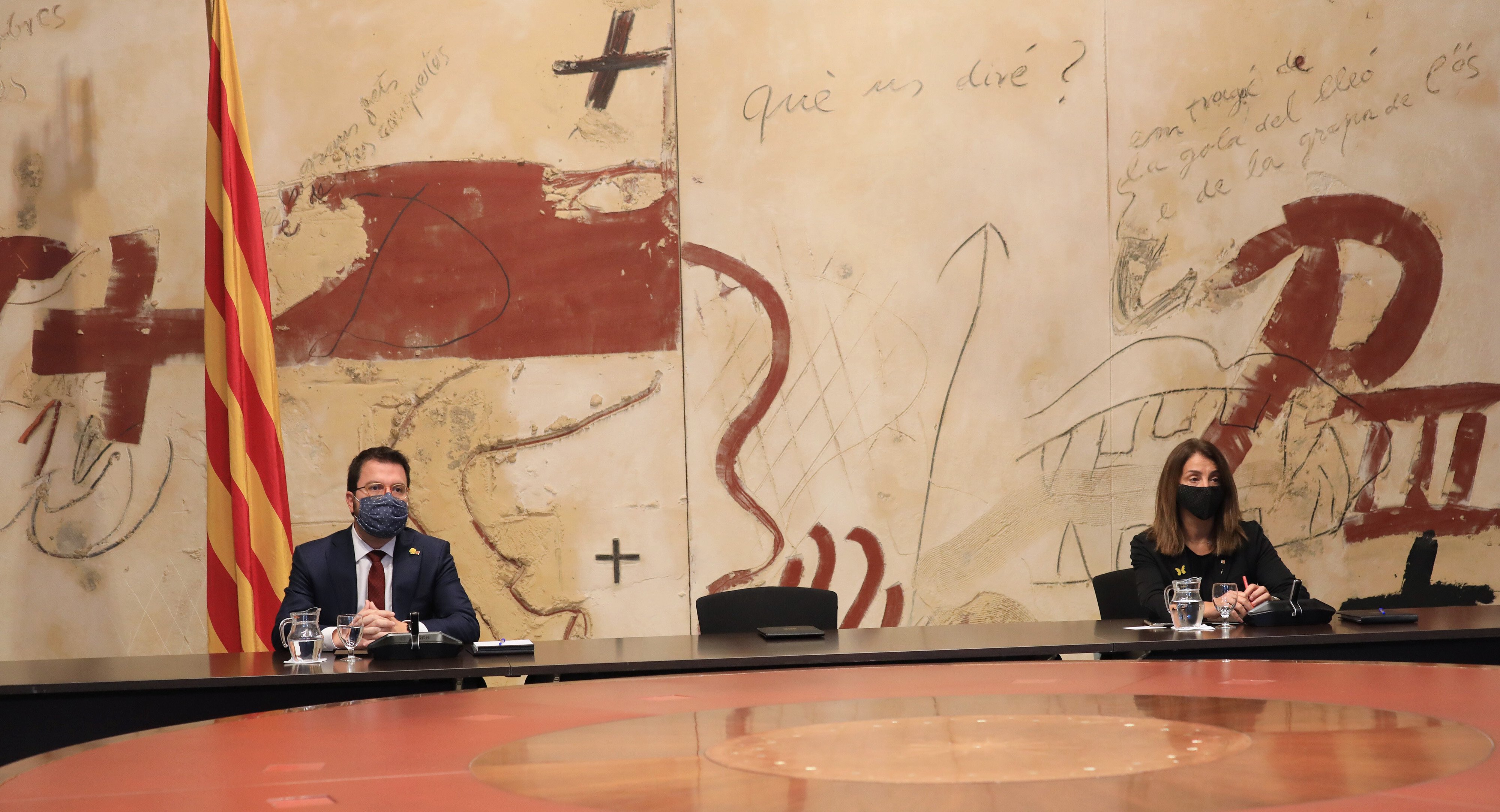 Aragonès substitueix Torra; la cadira del president, buida