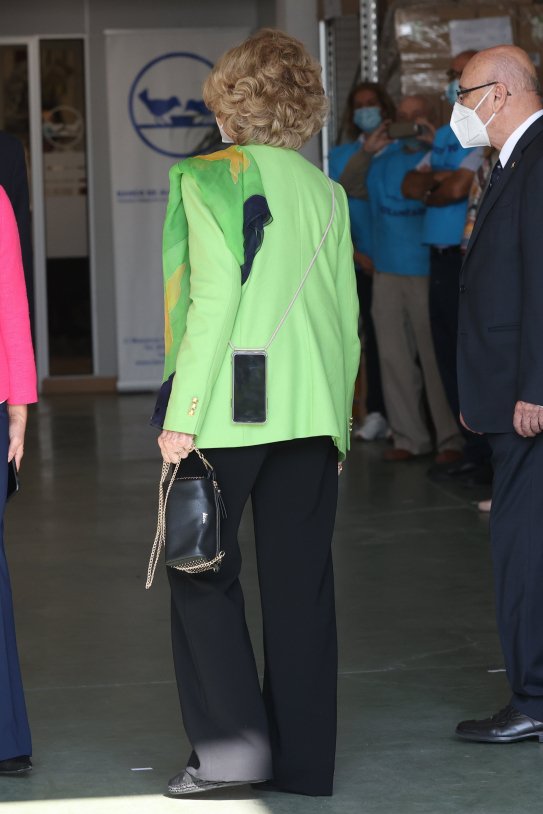 Fundas con cuerda para el móvil, el accesorio que la reina Sofía ha vuelto  a poner de moda
