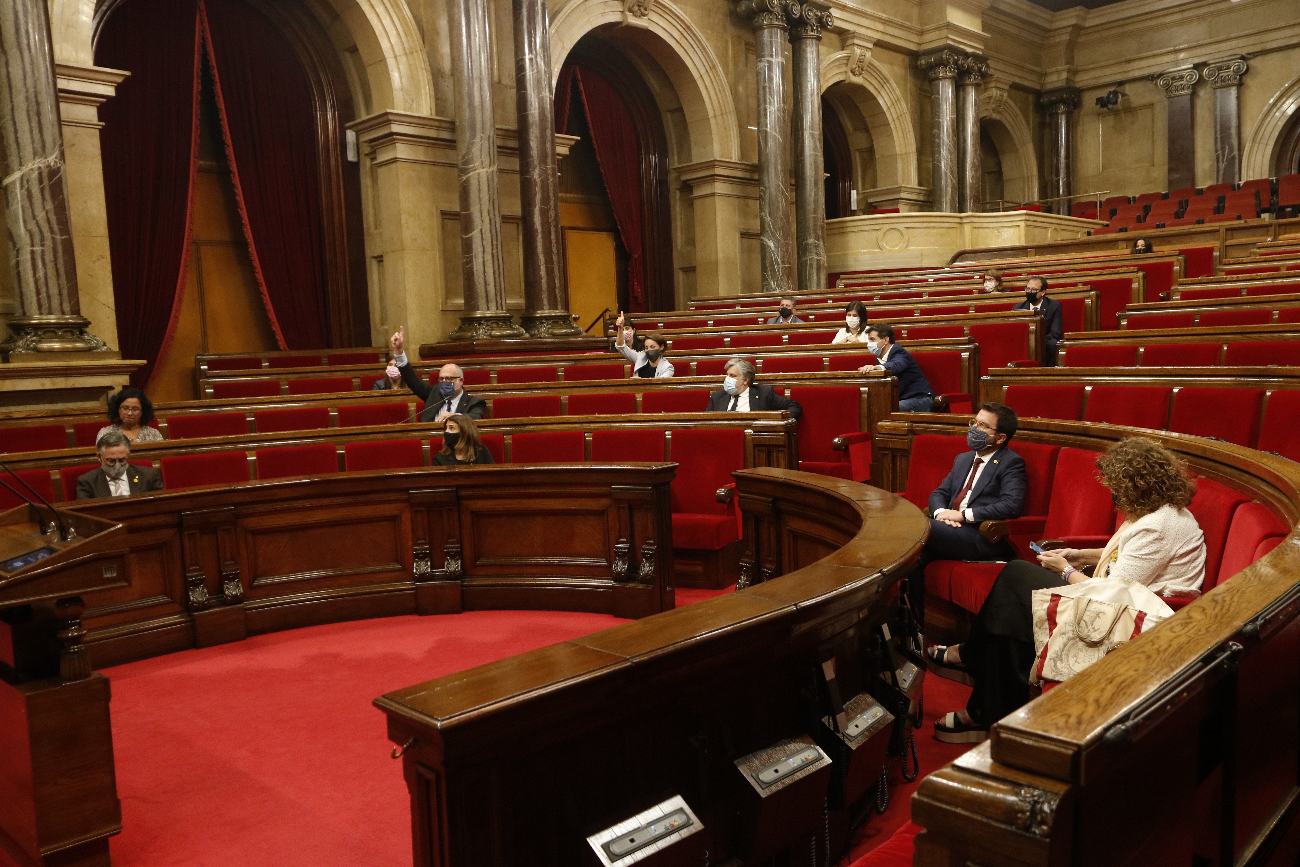 El ple de Torra acaba reiterant-li la confiança i entre protestes dels grups