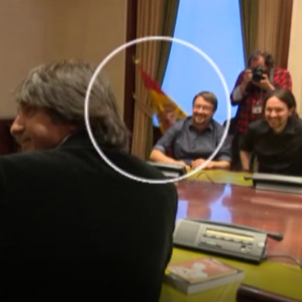 La bandera d'Espanya acaba per terra en la reunió del Pacte pel Referèndum i Podemos