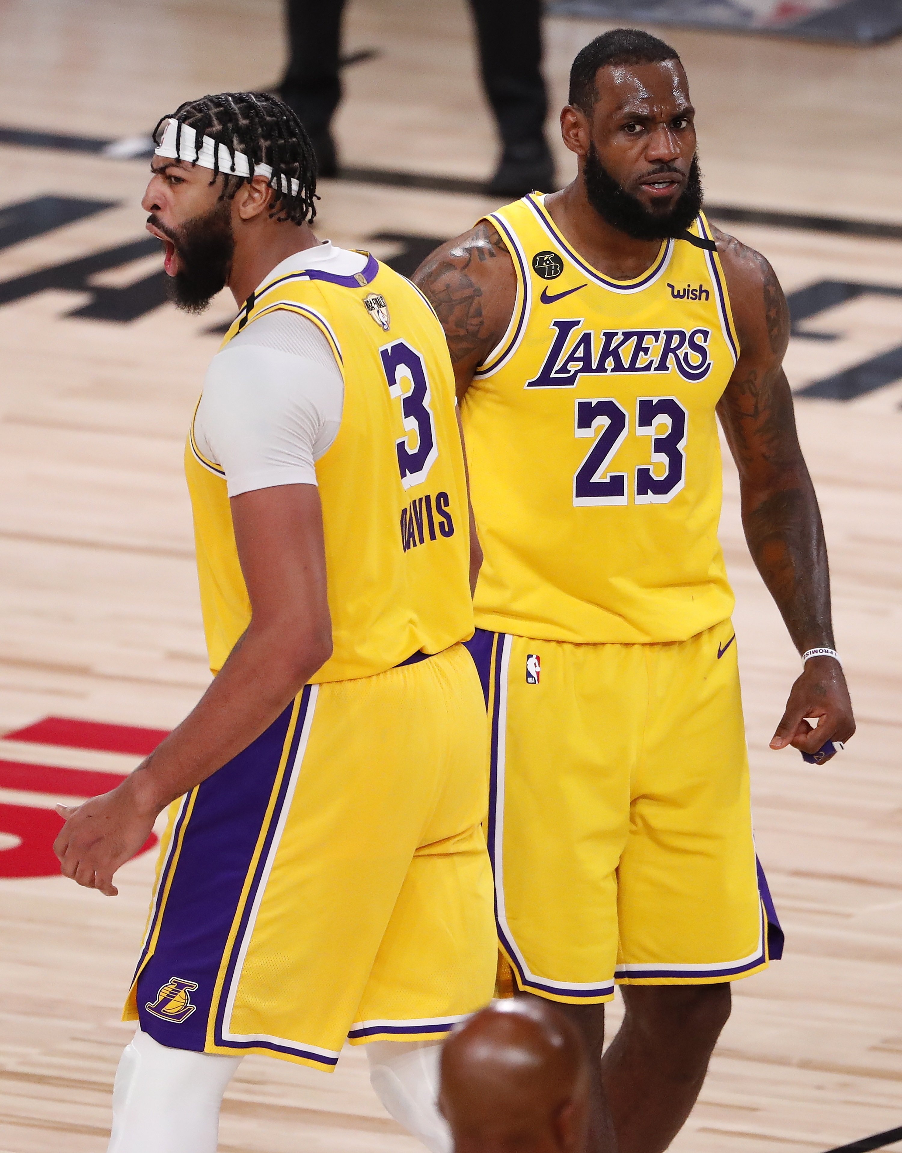 Los Lakers empiezan ganando contra Miami Heat con exhibición de LeBron y Davis