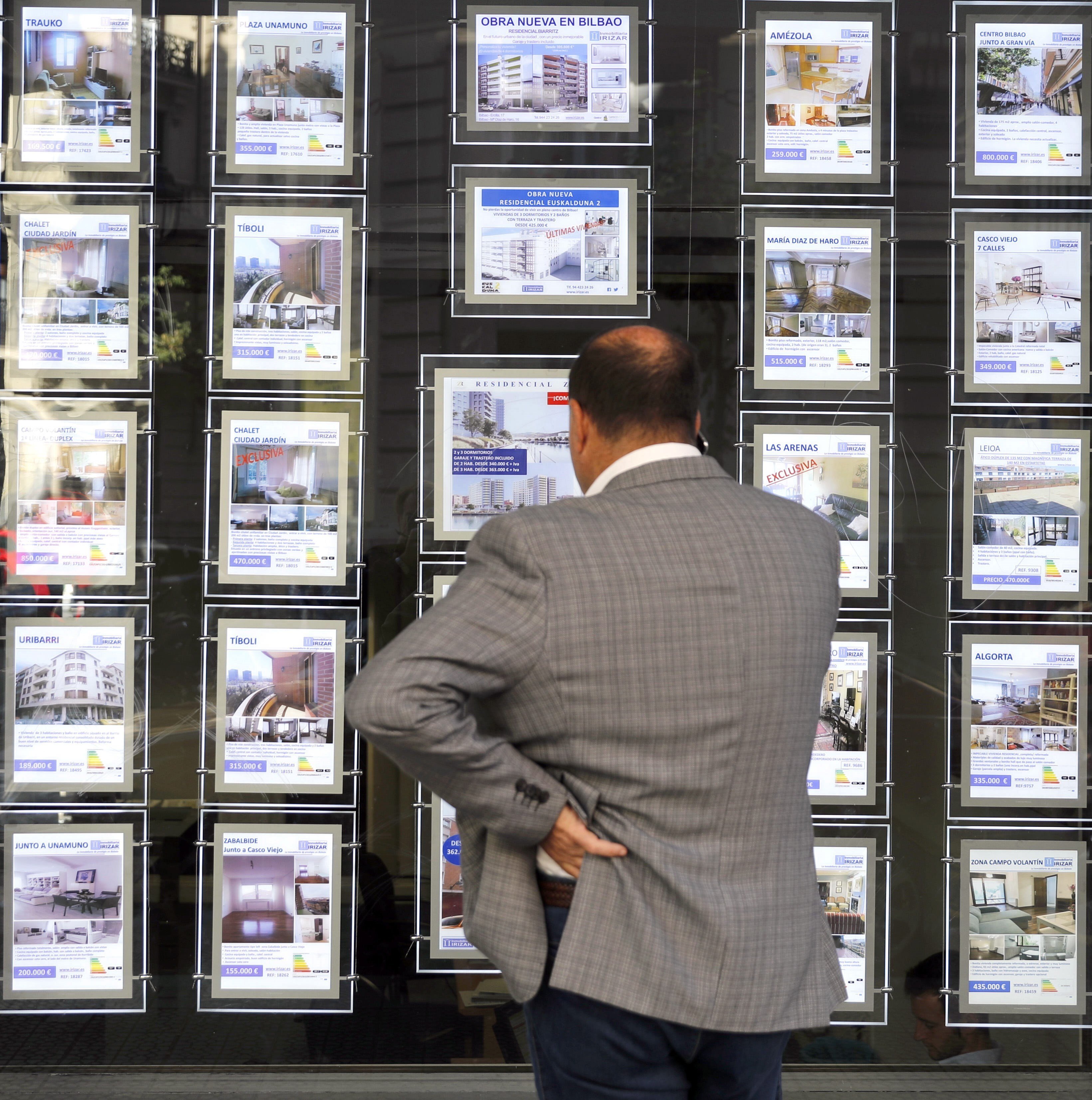  Una persona observa un aparador d'una immobiliària a Bilbao. Foto: Efe / Luis Teixit / Arxiu