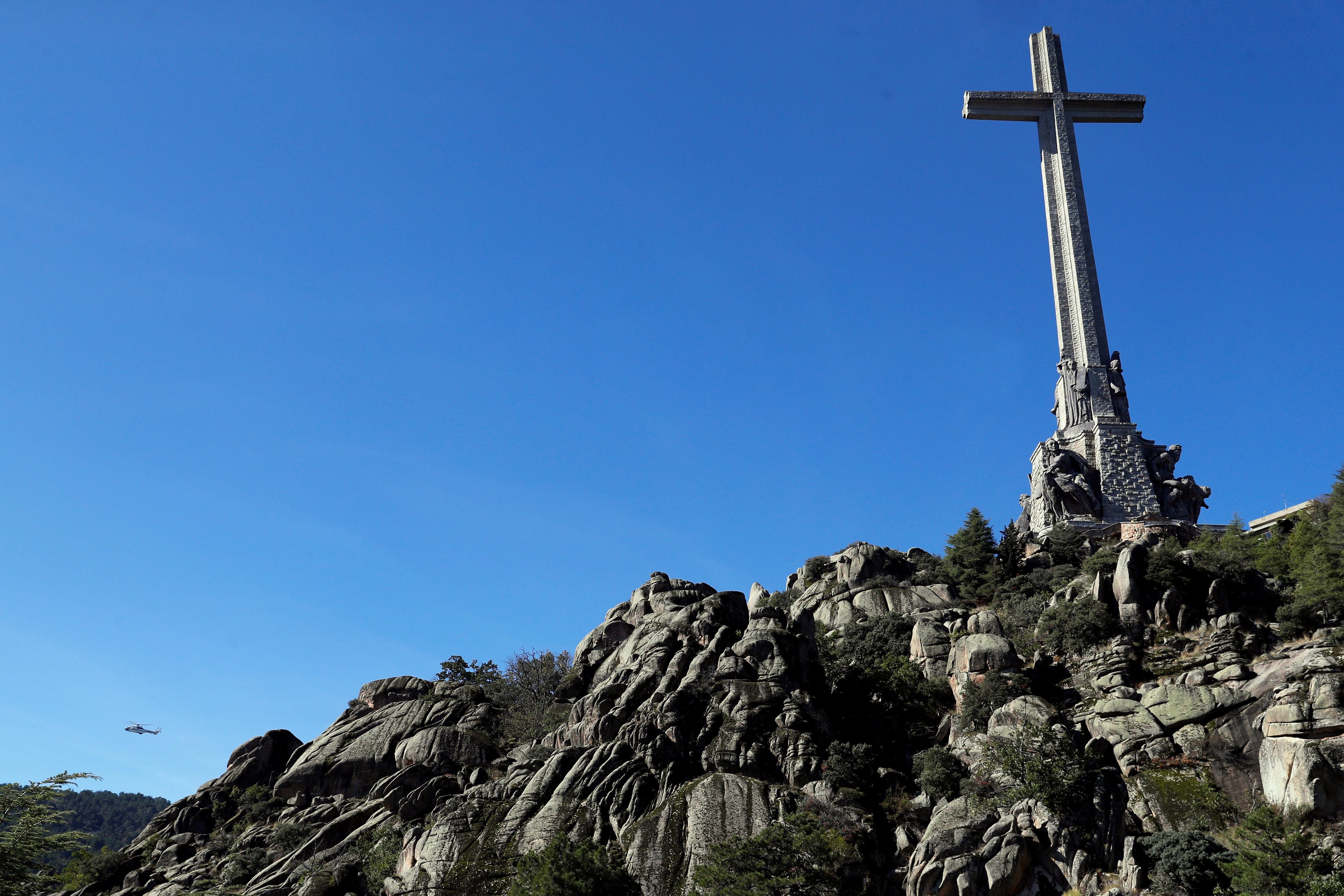 Las exhumaciones en el Valle de los Caídos, paralizadas por grupos franquistas