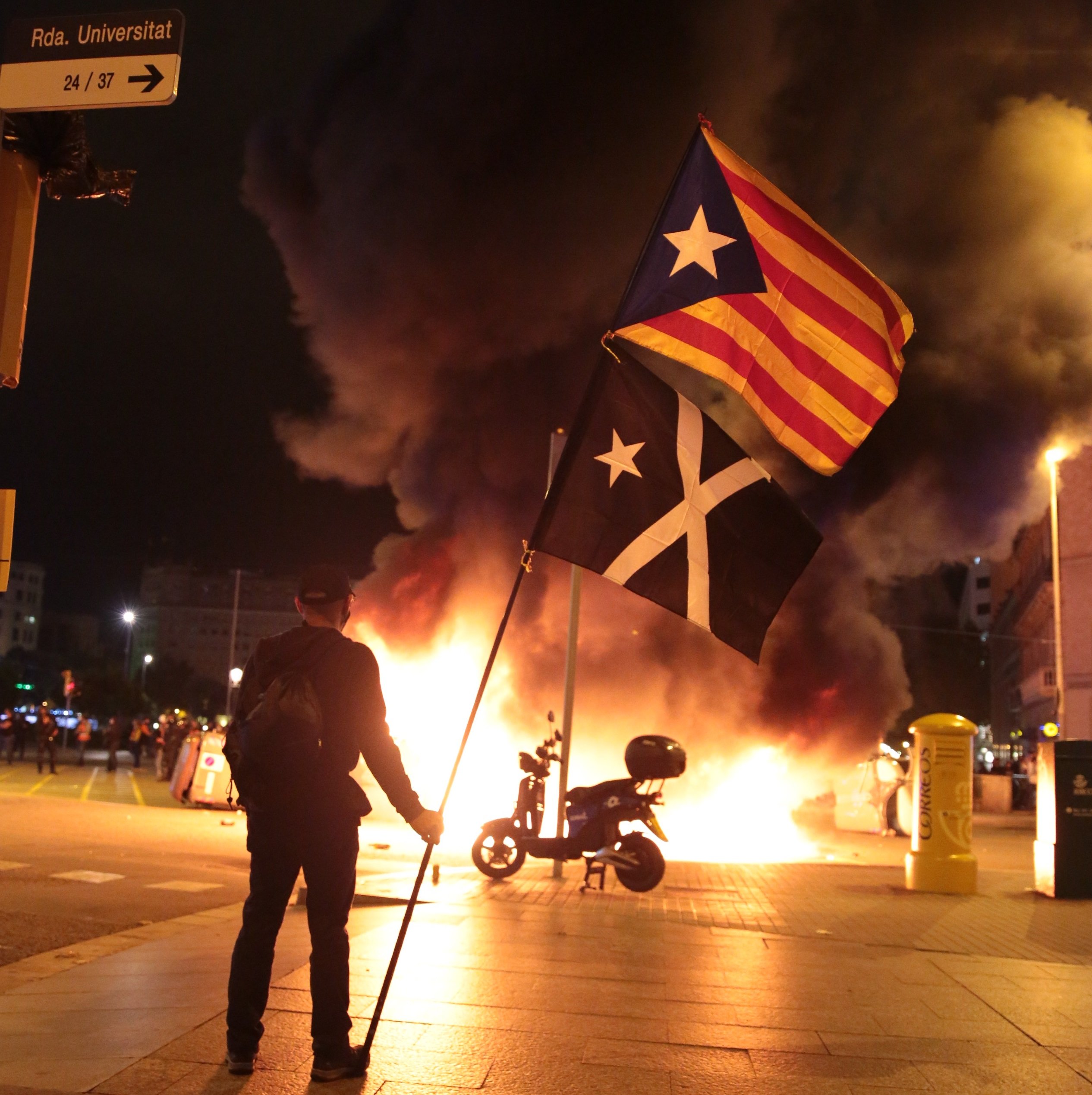 Los CDR queman contenedores en el centro de Barcelona