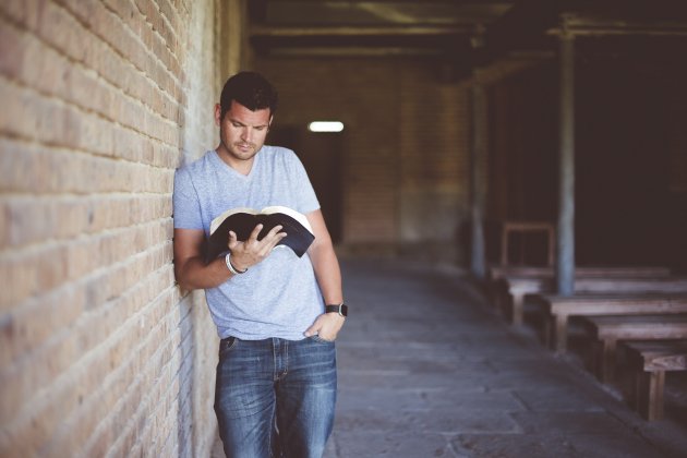 Hombre leyendo