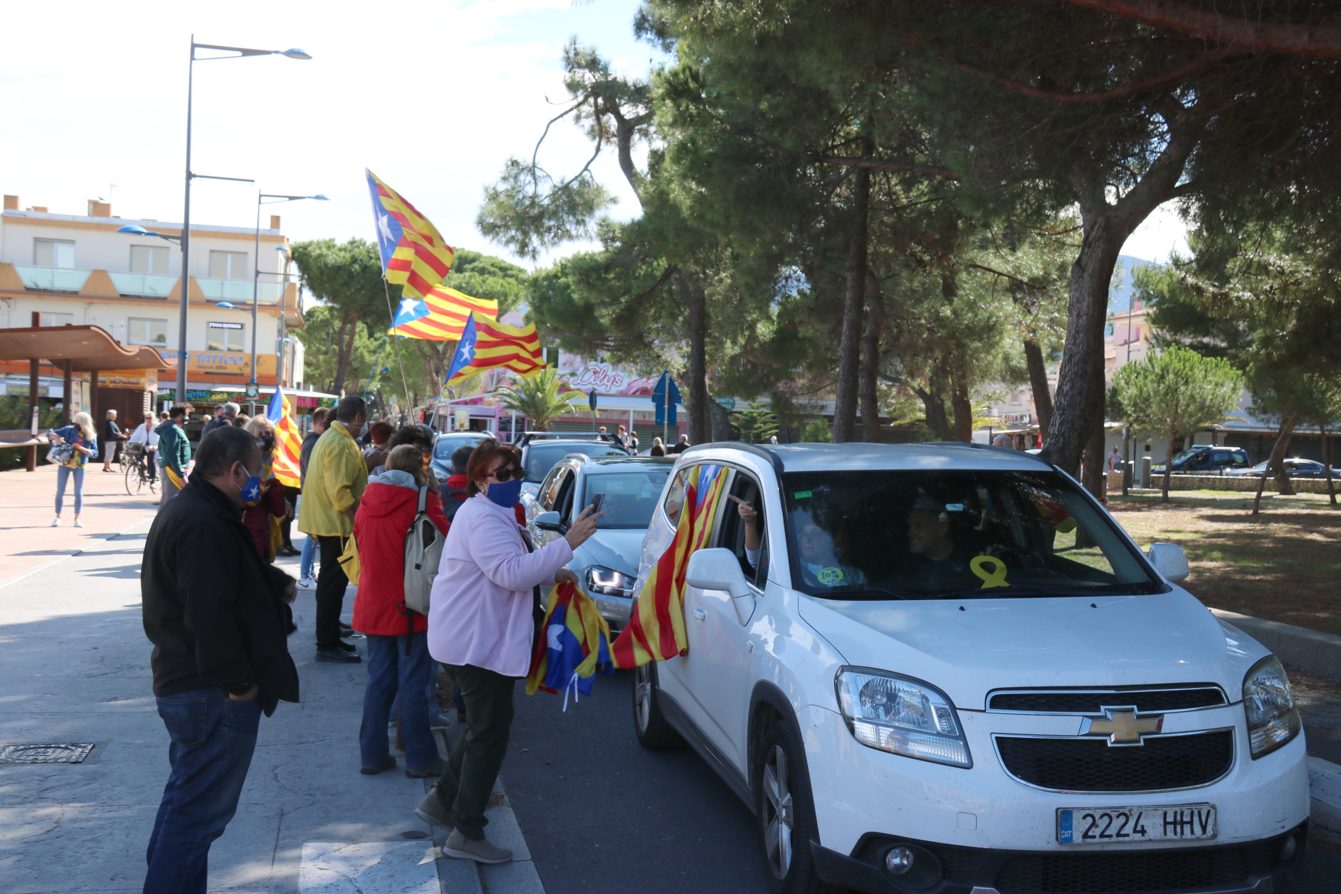 Gran marxa de vehicles a Argelers per reconèixer el paper dels polítics exiliats