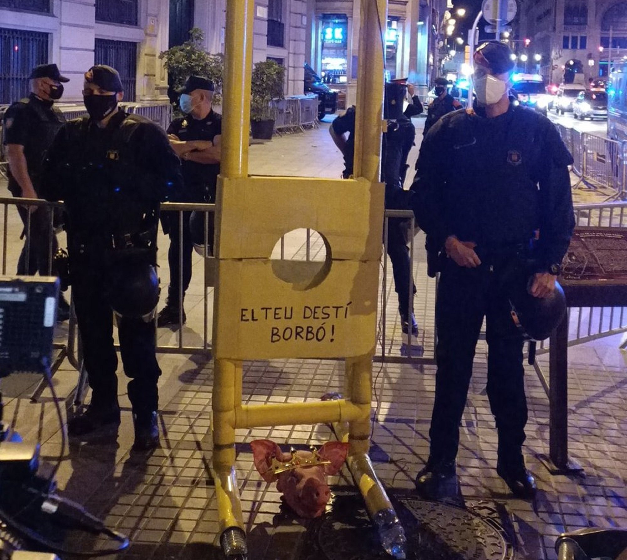 Instalan una 'guillotina' delante de la Jefatura de Via Laietana