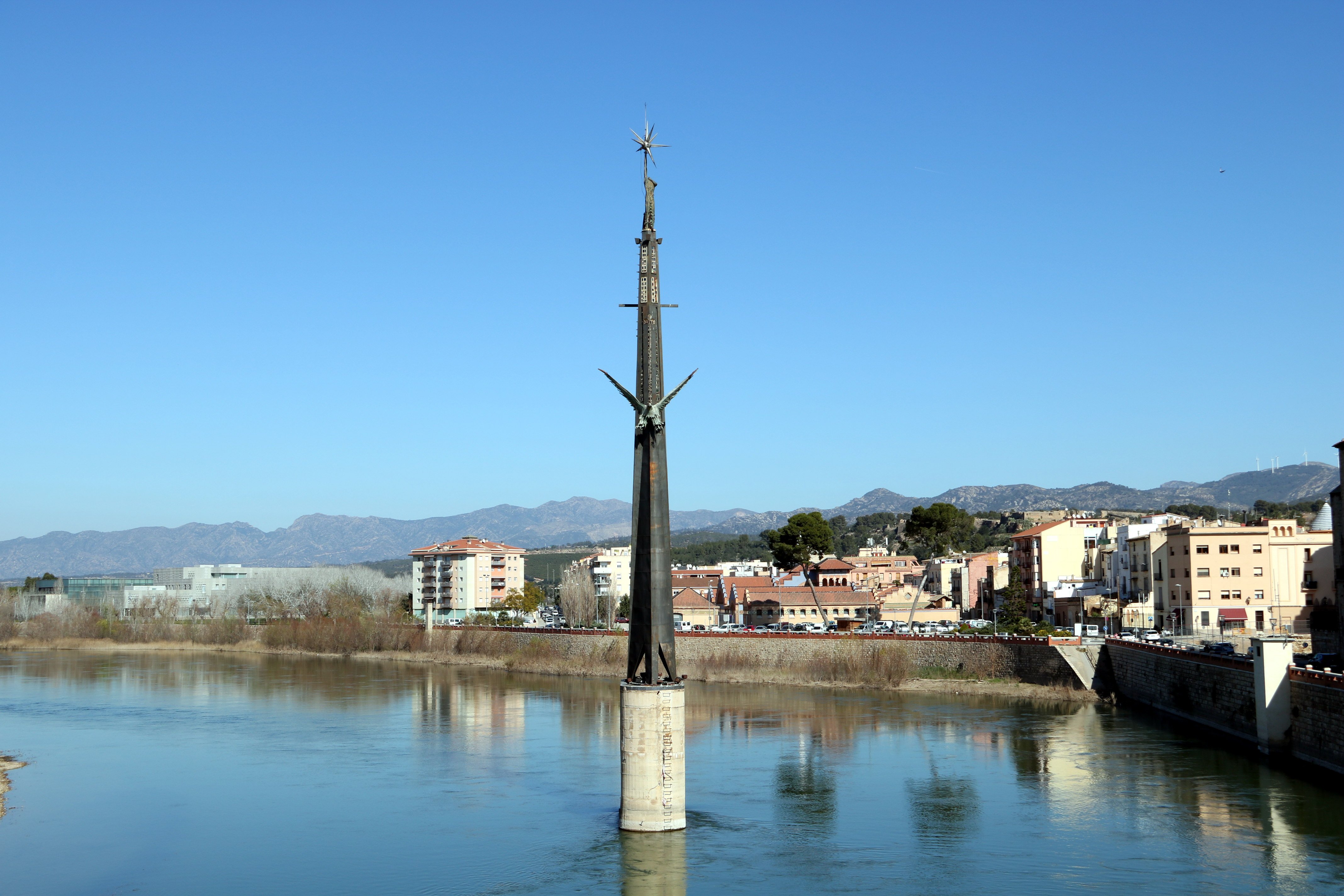 Tortosa descatalogará el monumento franquista del Ebro este viernes