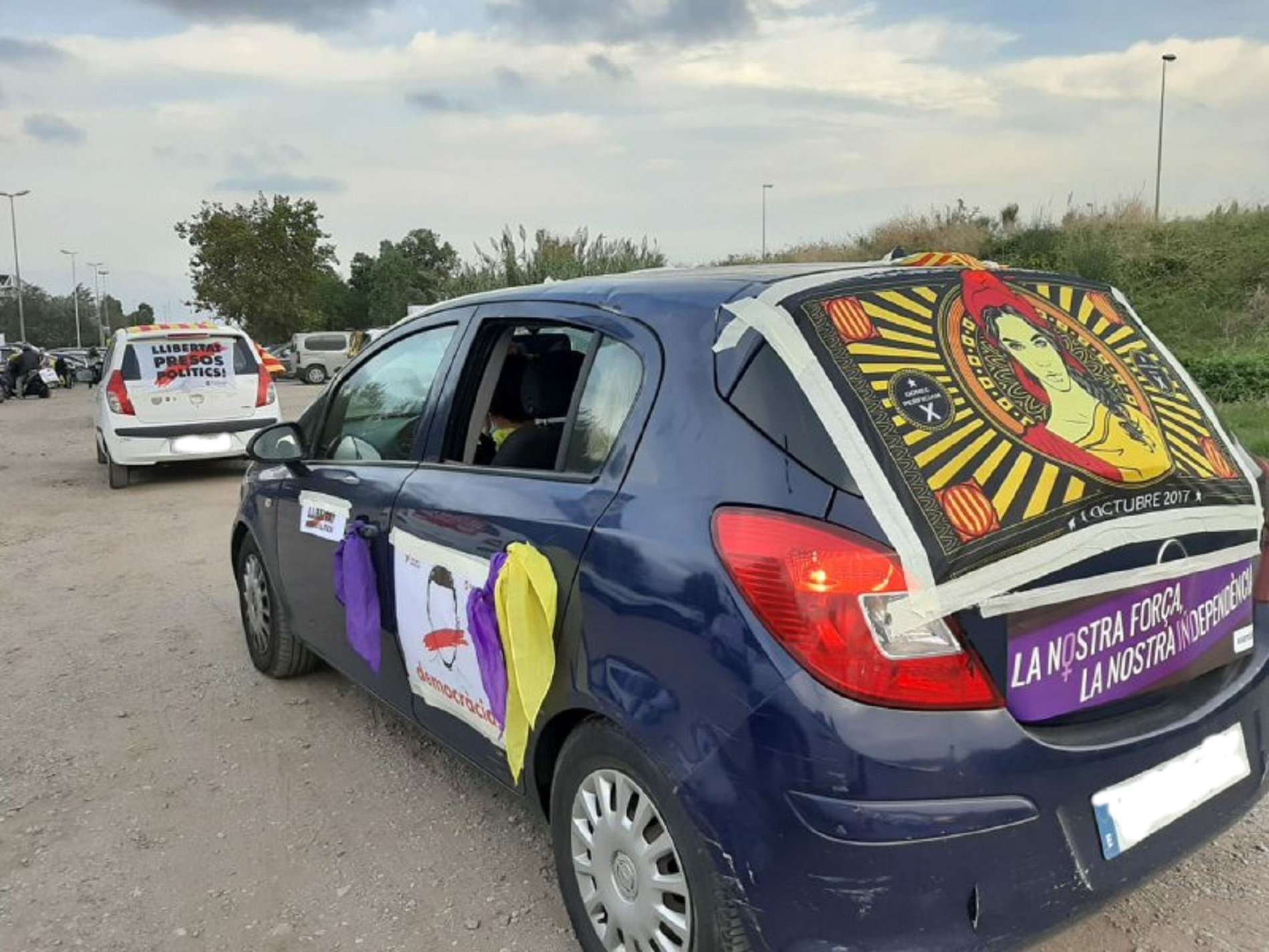 Marcha coches cornellà 1-O / Red de Cornellà para|por la República