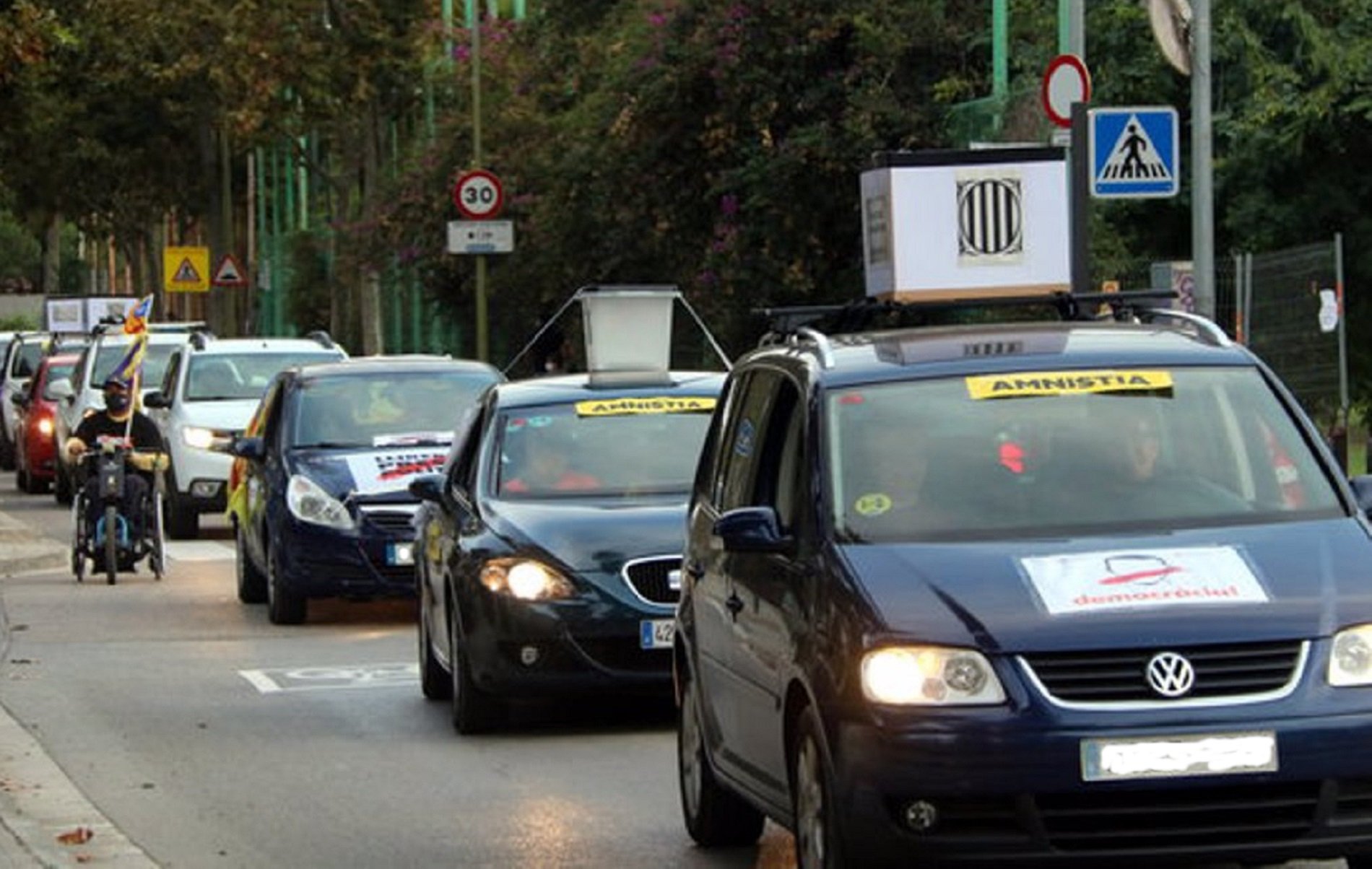 Denuncien agressions contra la marxa de cotxes de Cornellà per commemorar l'1-O