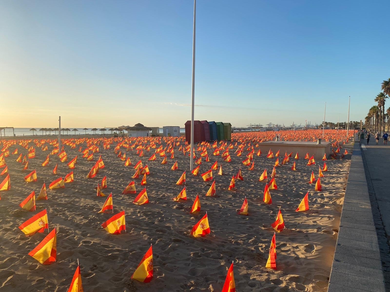 Plantada de banderas para exhibir patriotismo español y coronavirus
