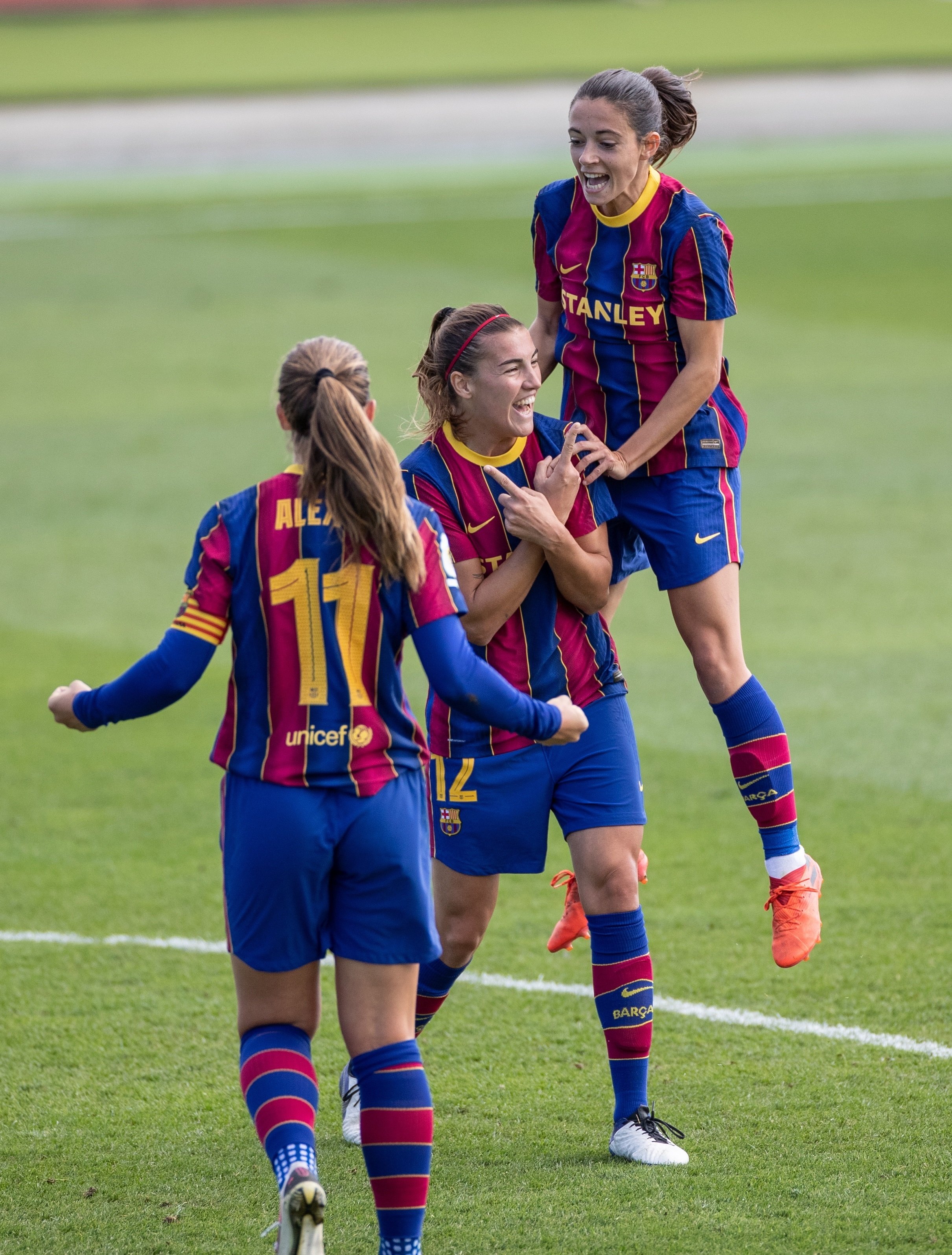 El Barça dona la benvinguda al Madrid amb una golejada