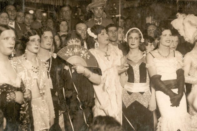 Participants en el primer concurs de transvestits Miss Barrio Chino celebrat a La Criolla el 1934. Ballbé. Col·lecció particular.
