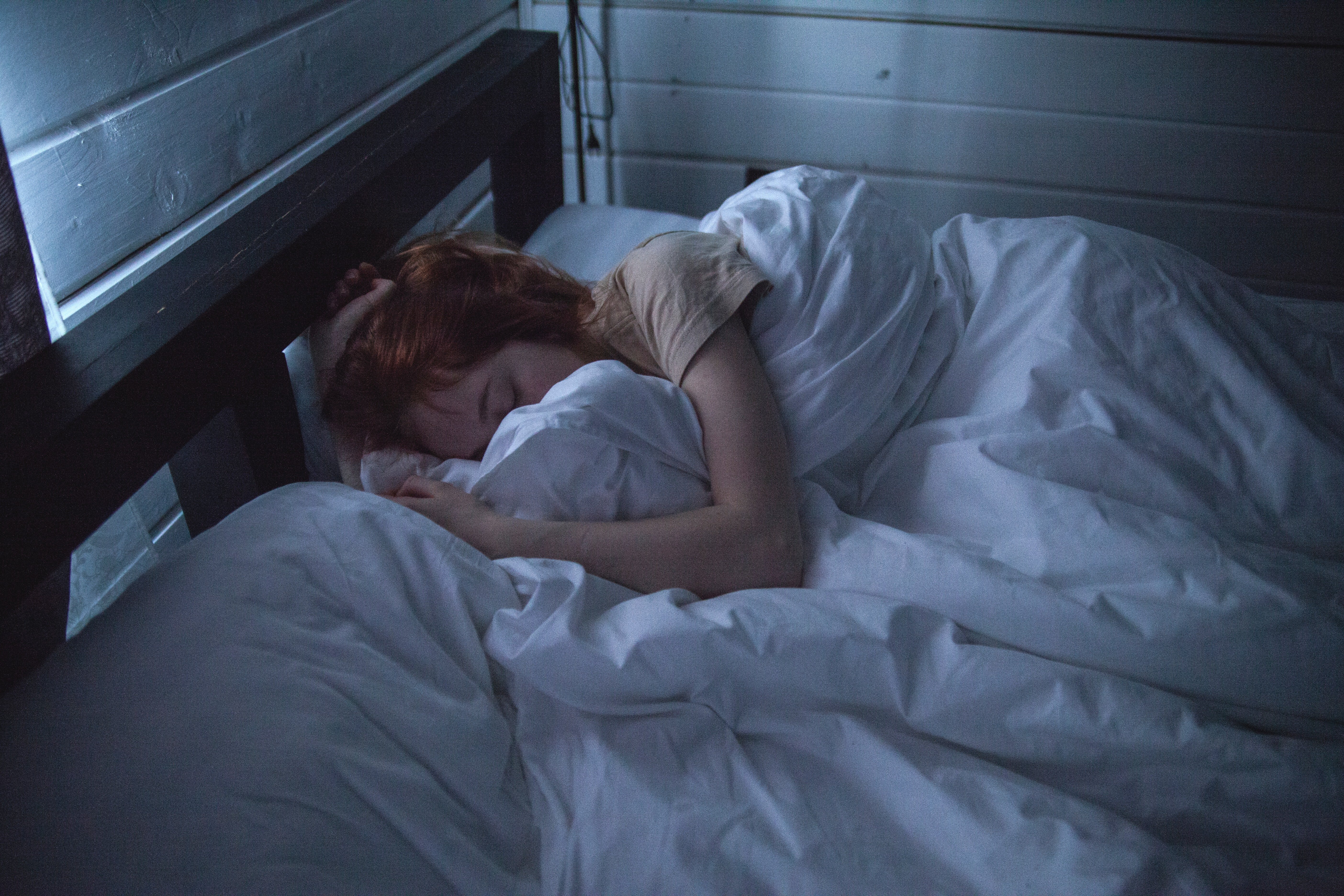 Mujer tapada durmiendo